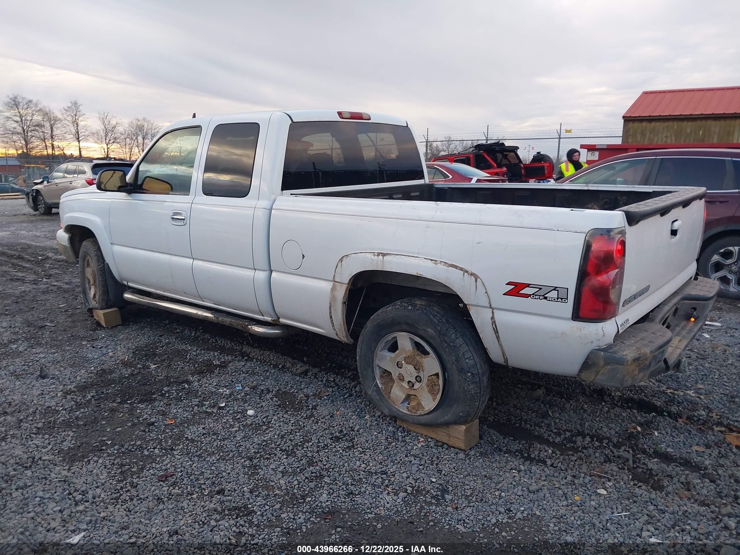 CHEVROLET SILVERADO image 3