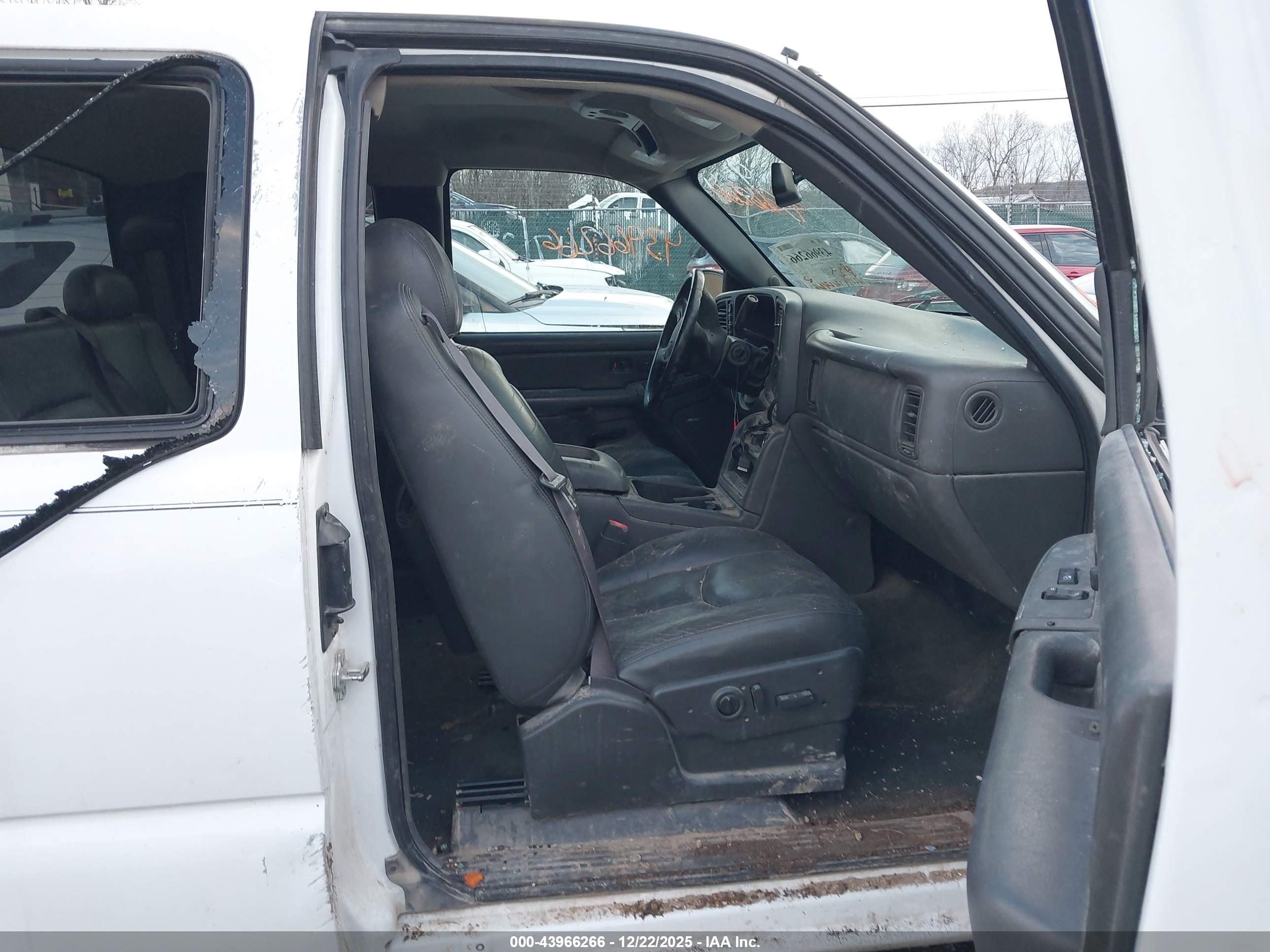CHEVROLET SILVERADO image 5