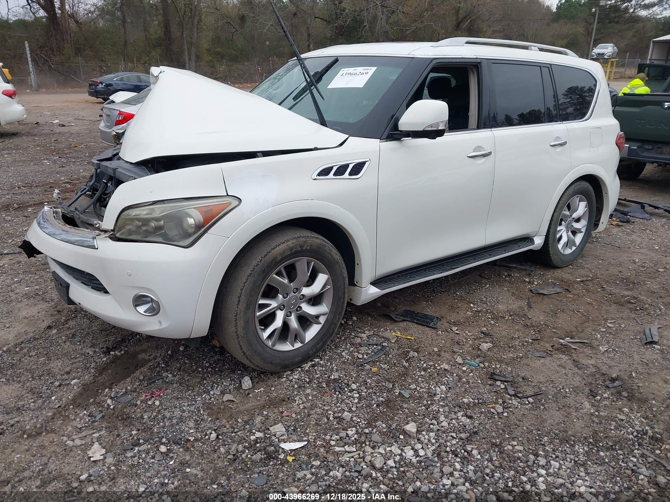 INFINITI QX56 image 2