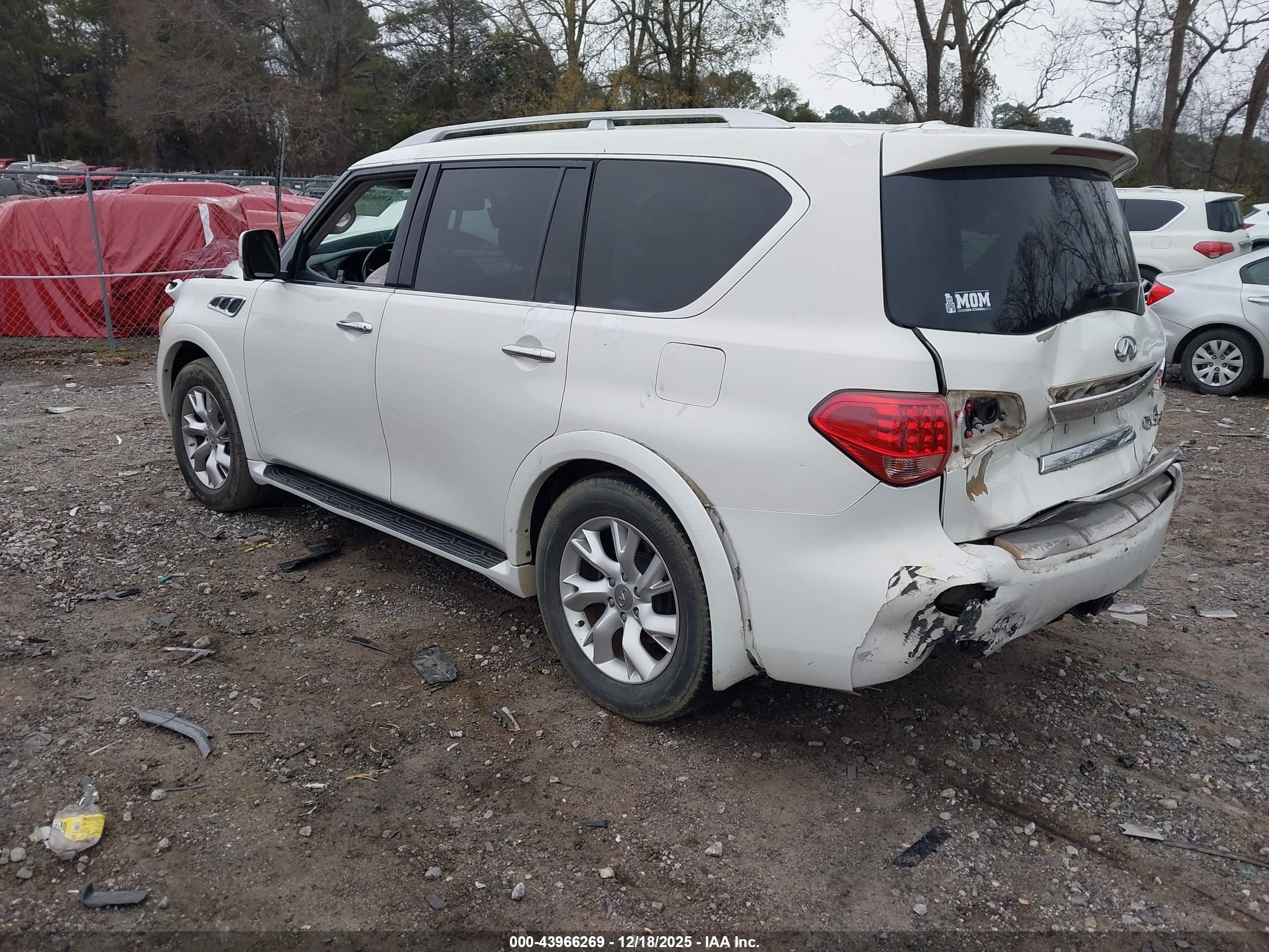 INFINITI QX56 image 3