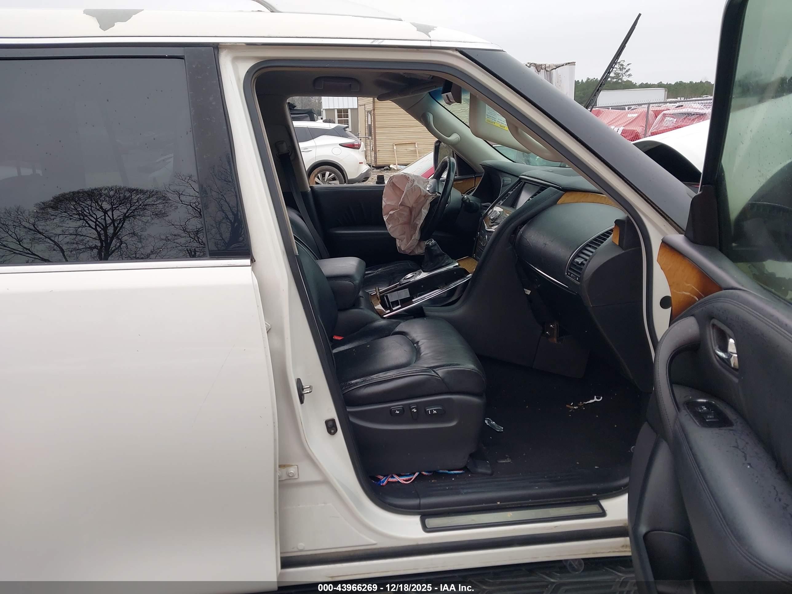 INFINITI QX56 image 5