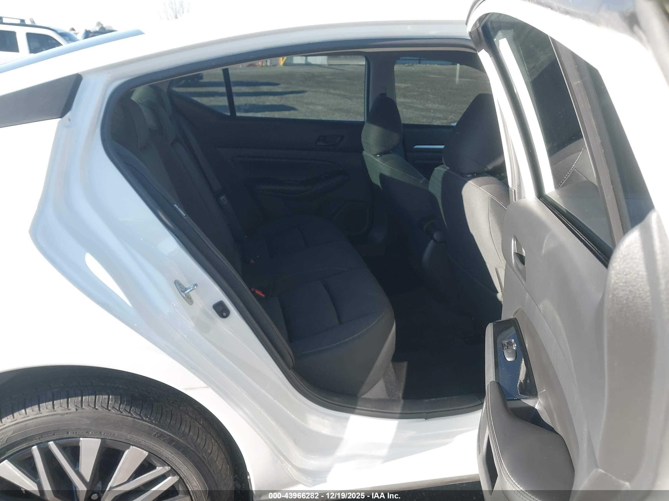 NISSAN ALTIMA image 8