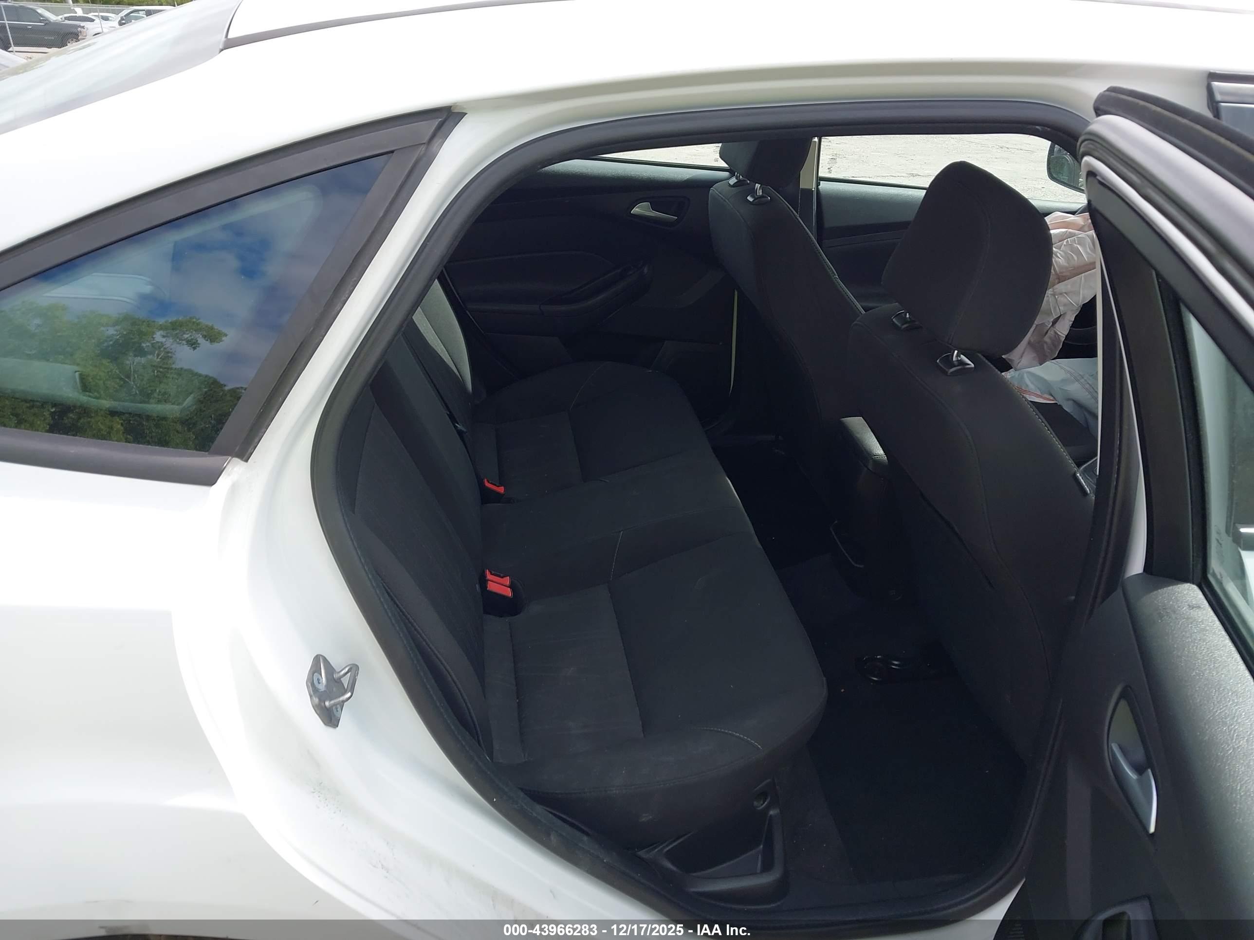 FORD FOCUS image 8