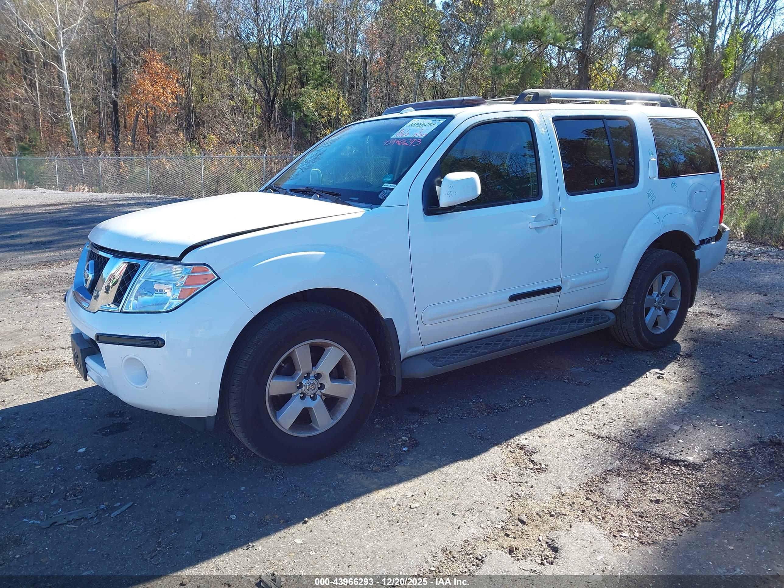 NISSAN PATHFINDER image 2