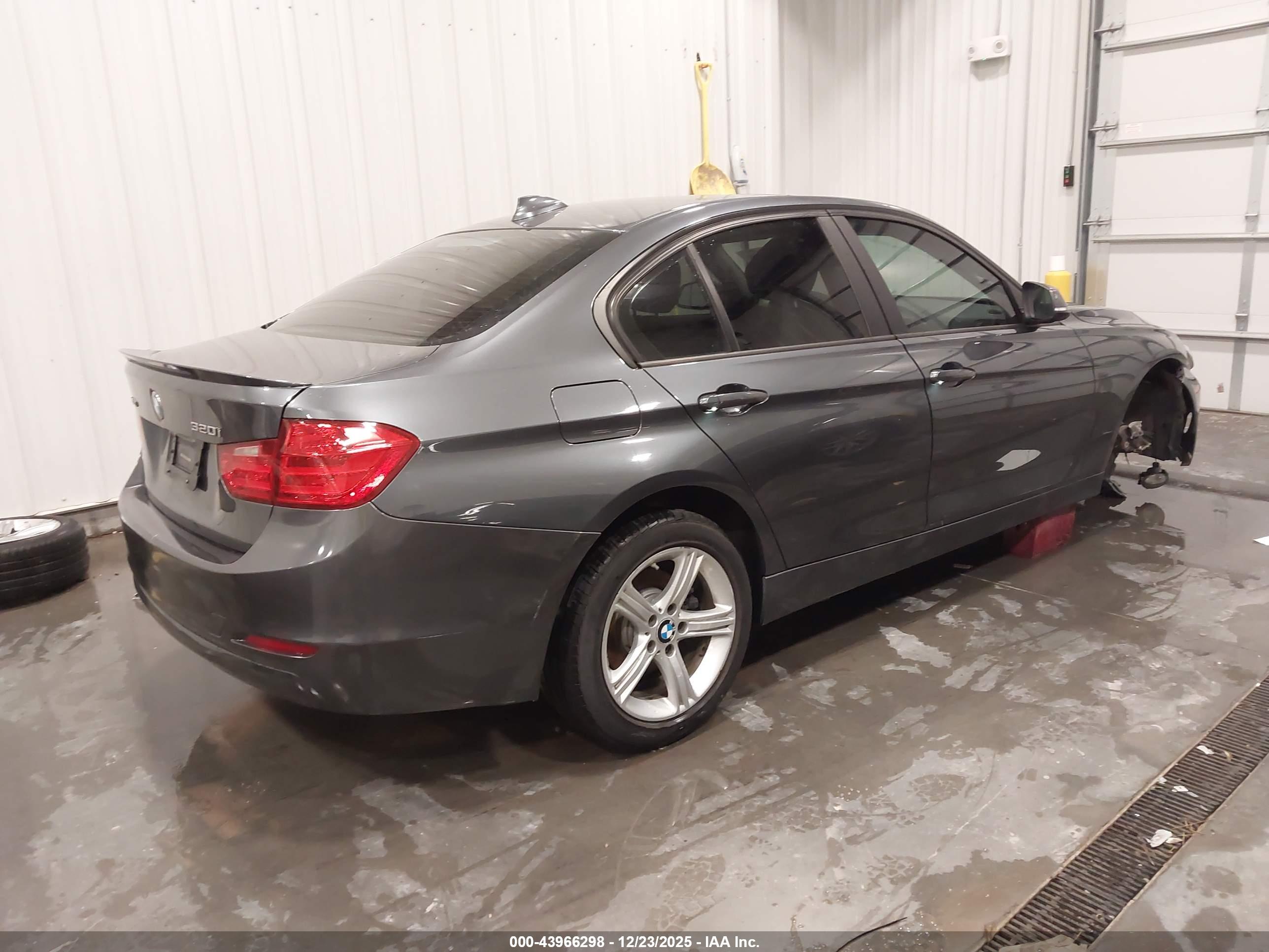 BMW 320I image 4