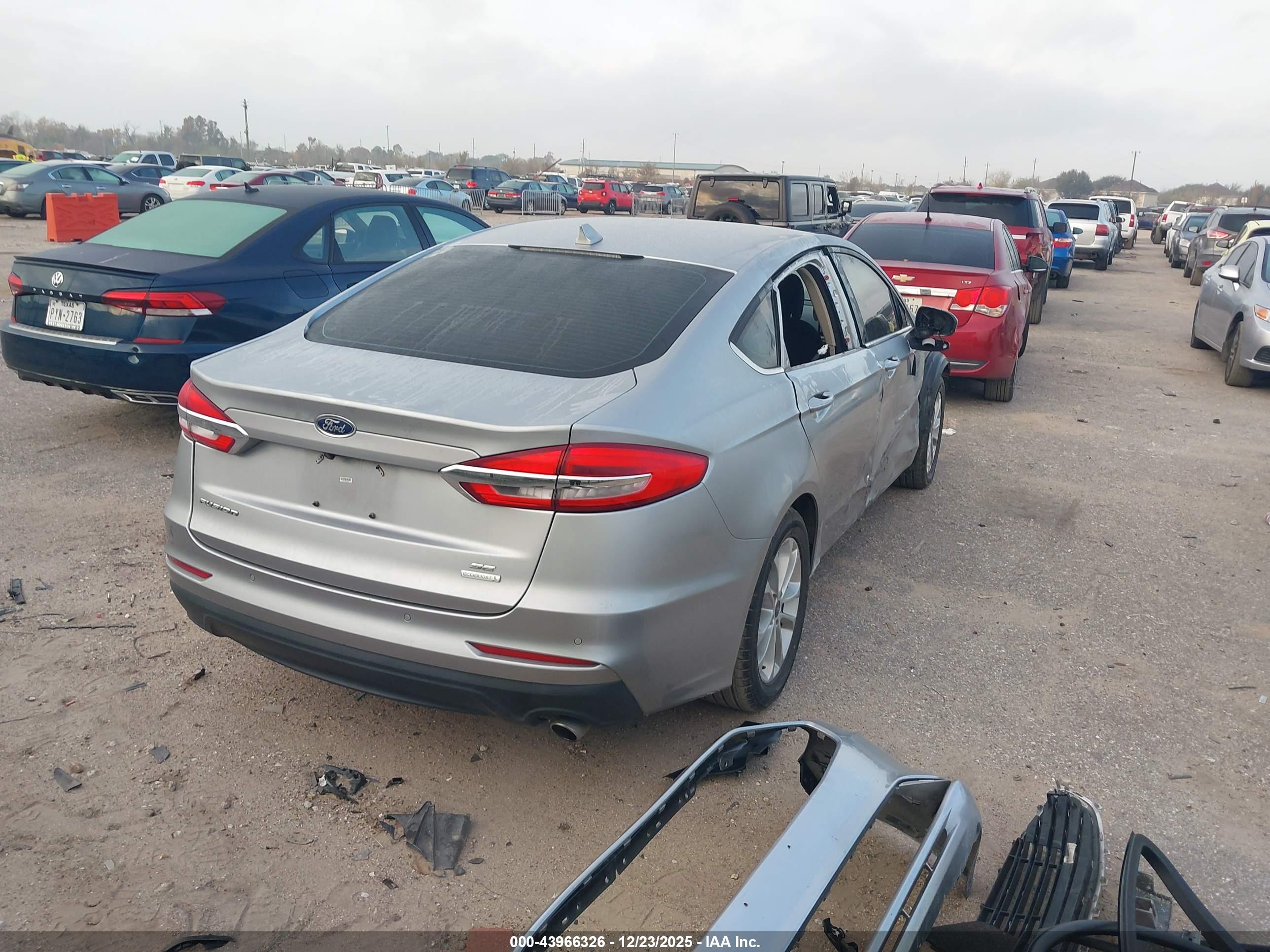 FORD FUSION image 4