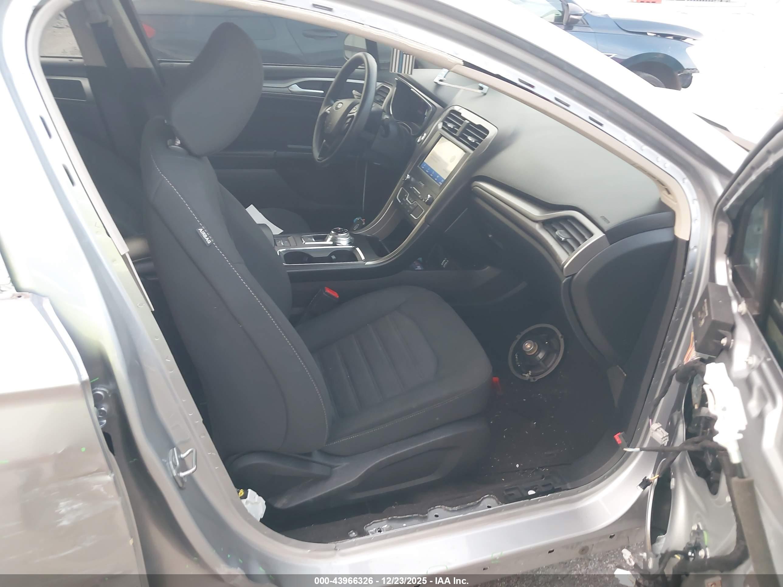 FORD FUSION image 5