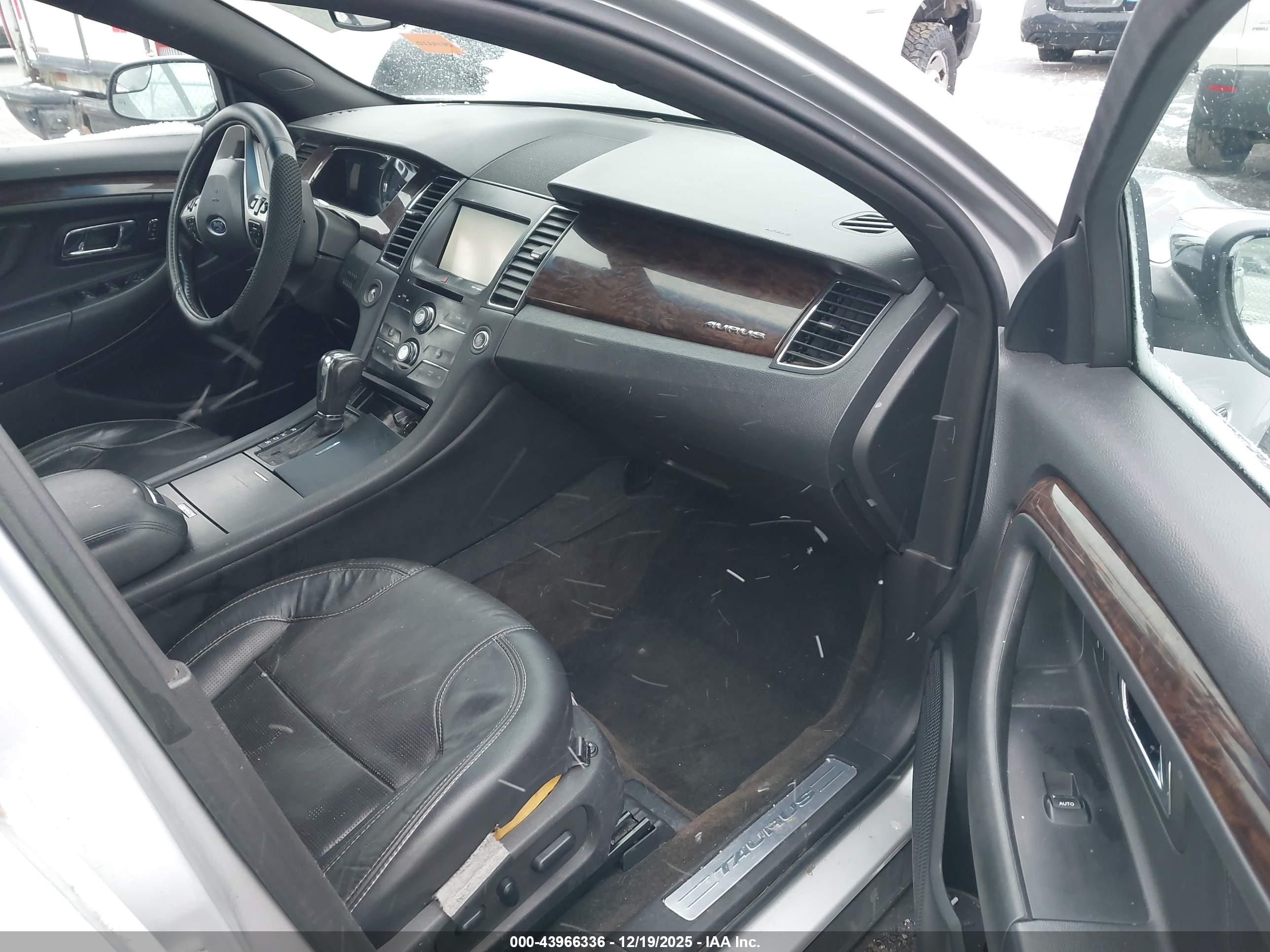 FORD TAURUS image 5