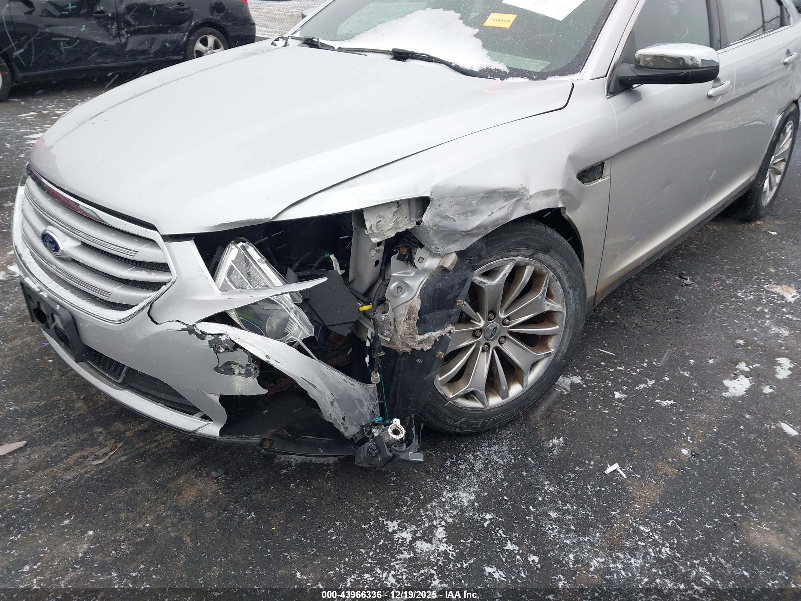 FORD TAURUS image 6