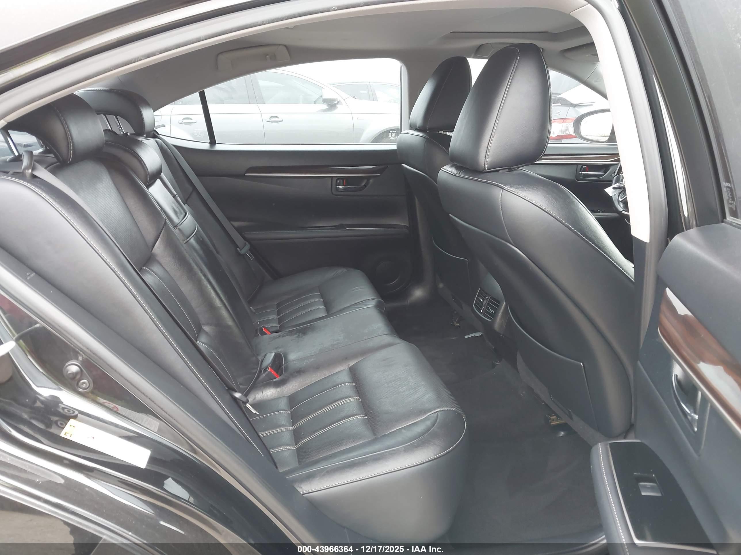 LEXUS ES image 8