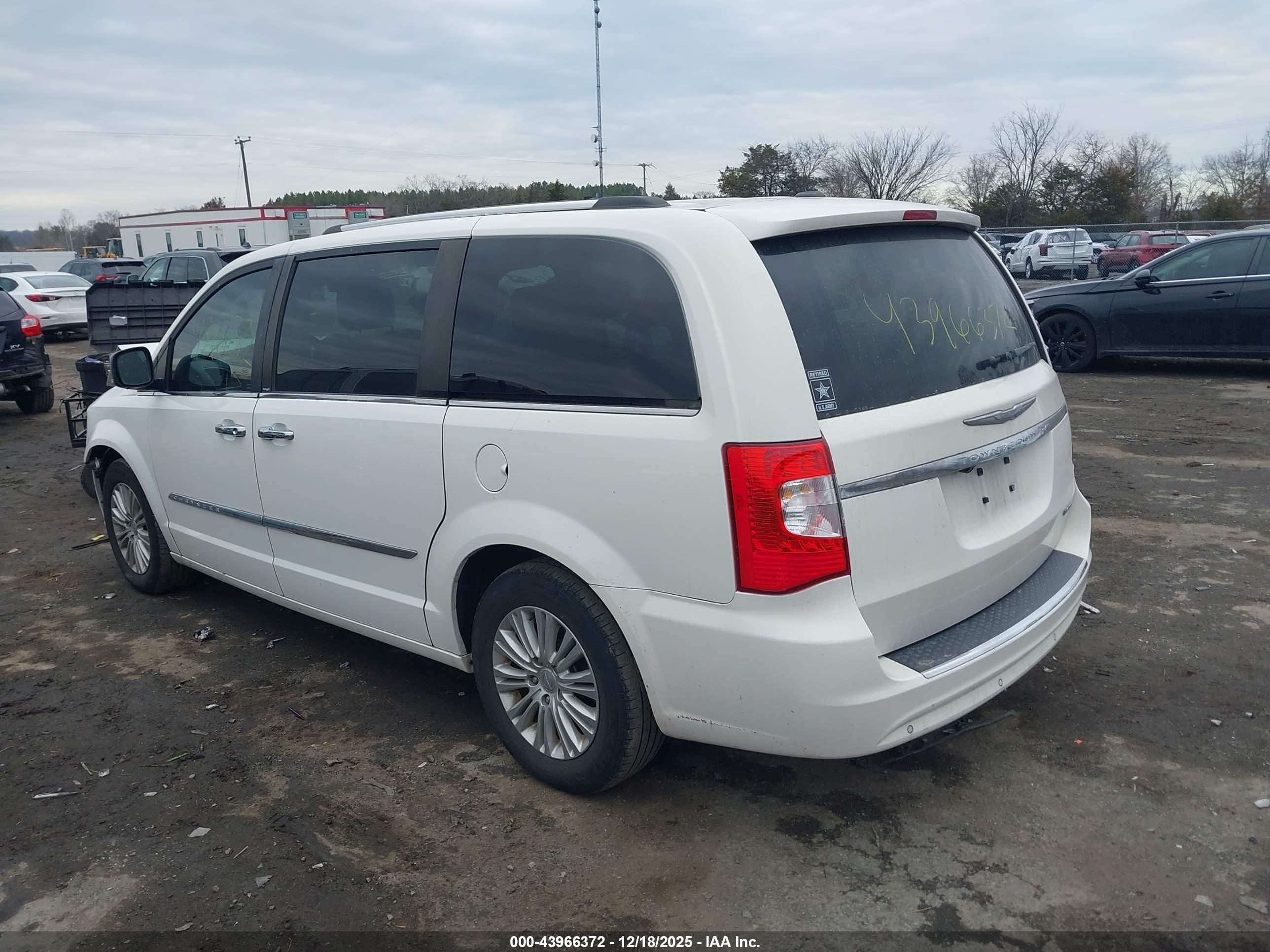 CHRYSLER TOWN image 3