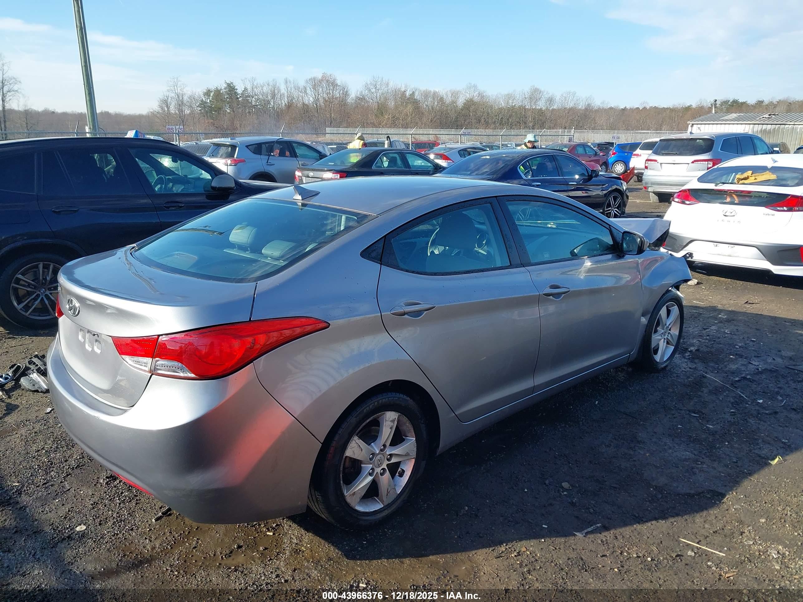 HYUNDAI ELANTRA image 4