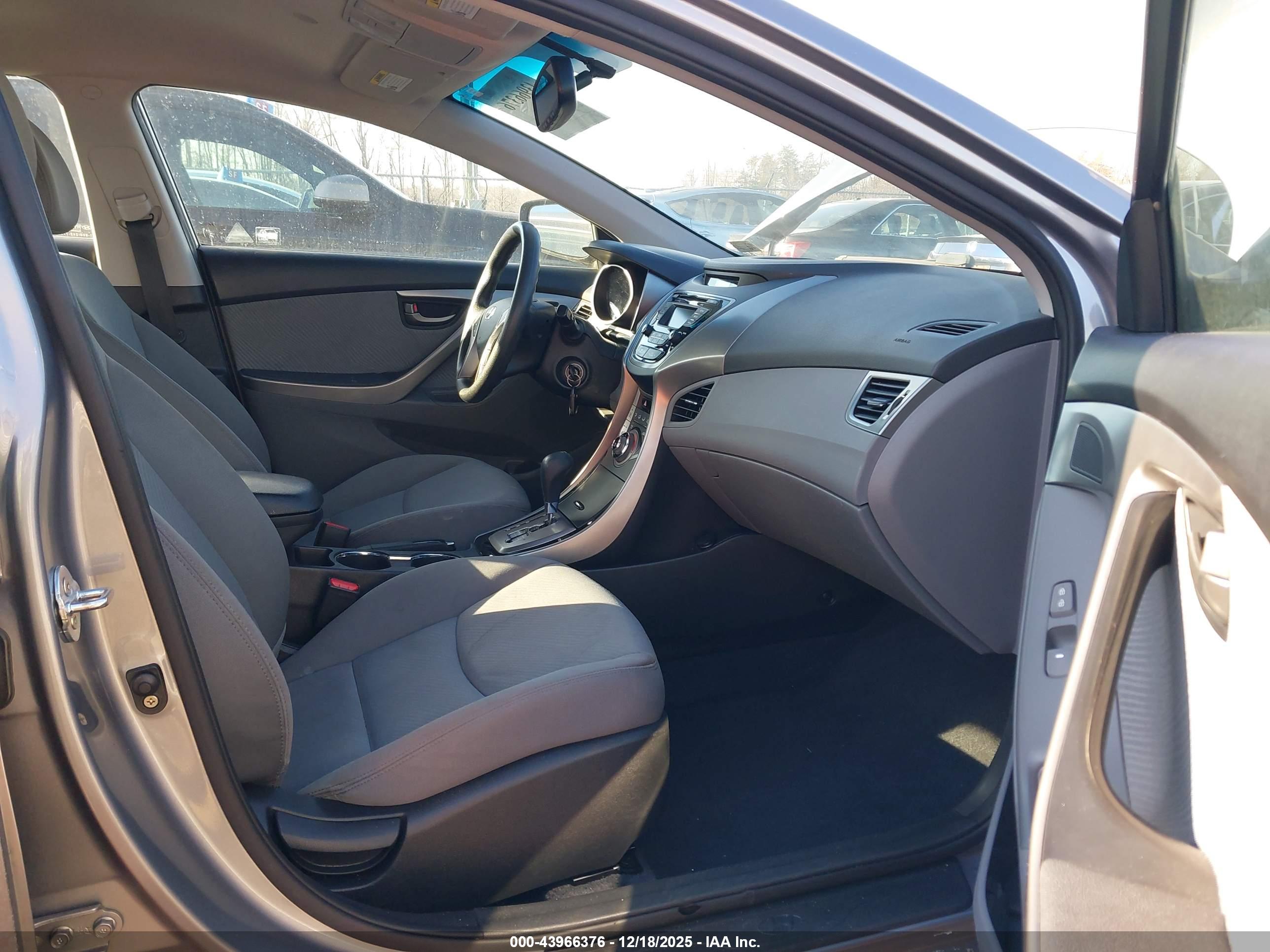 HYUNDAI ELANTRA image 5