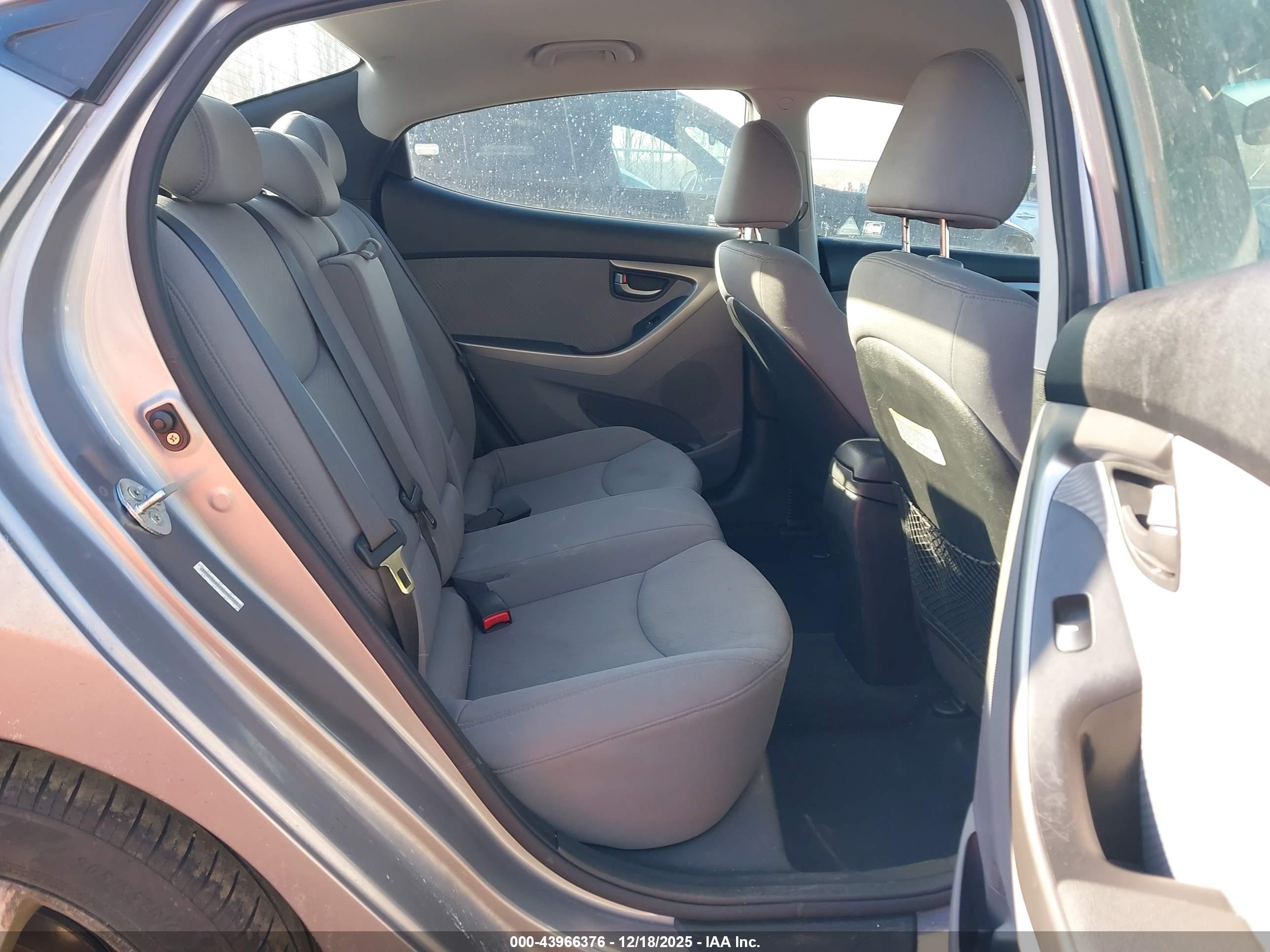 HYUNDAI ELANTRA image 8