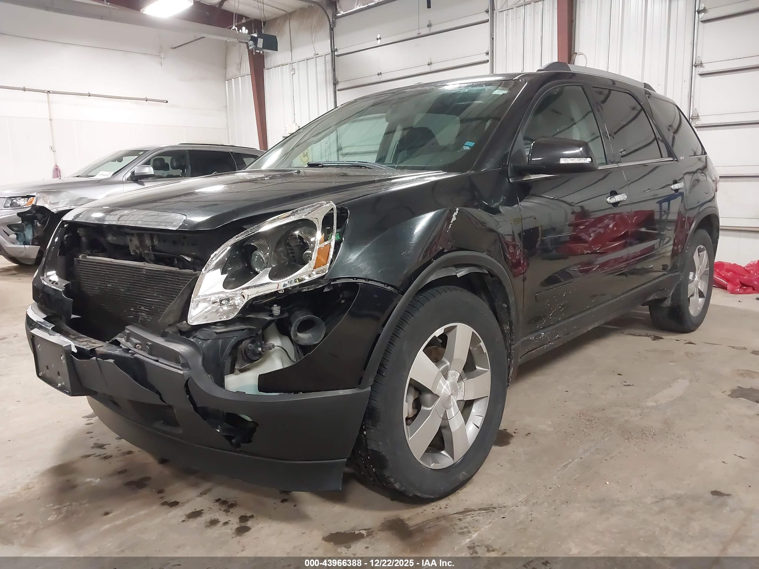 GMC ACADIA image 2