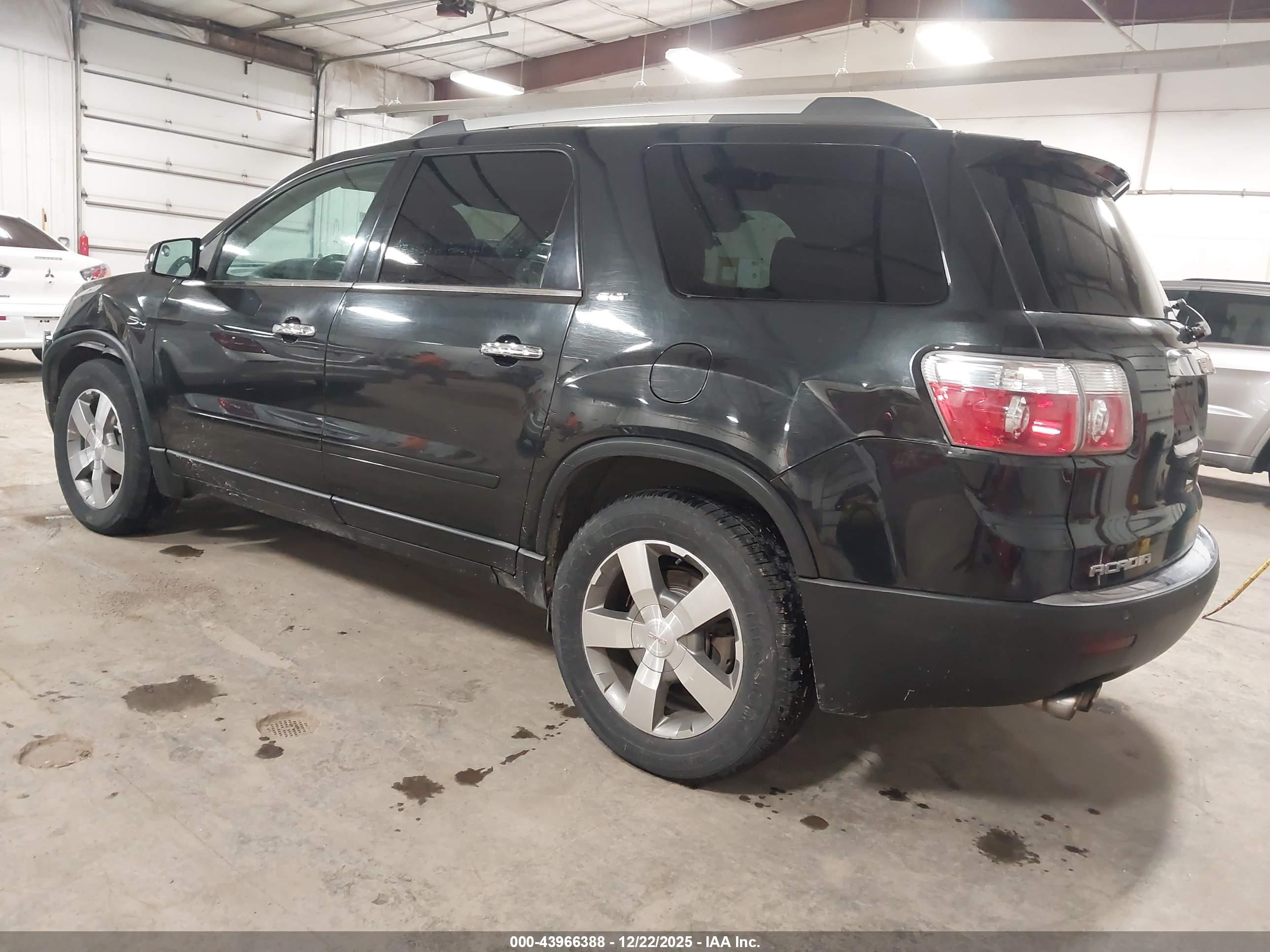 GMC ACADIA image 3