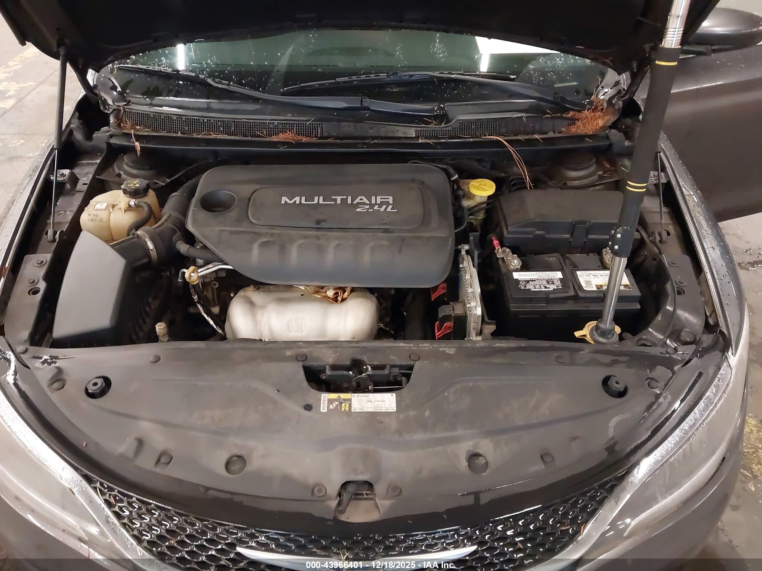 CHRYSLER 200 image 10