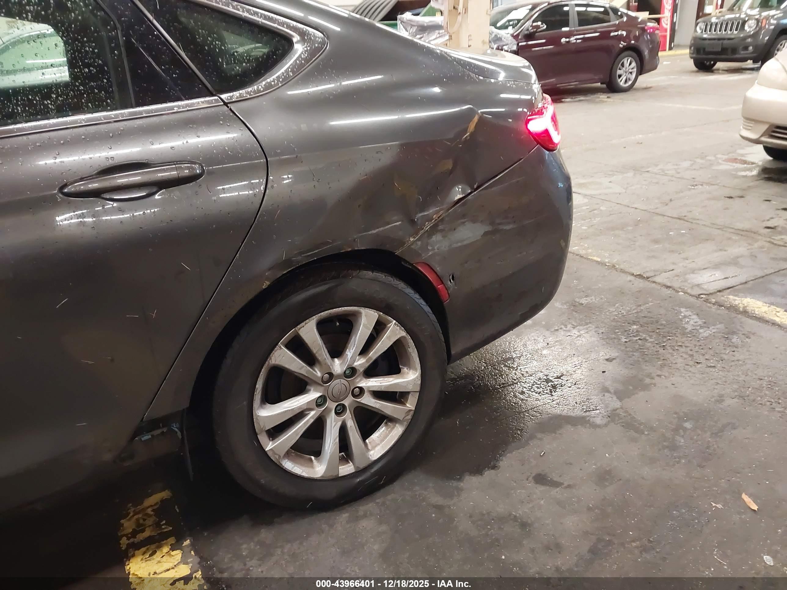 CHRYSLER 200 image 6