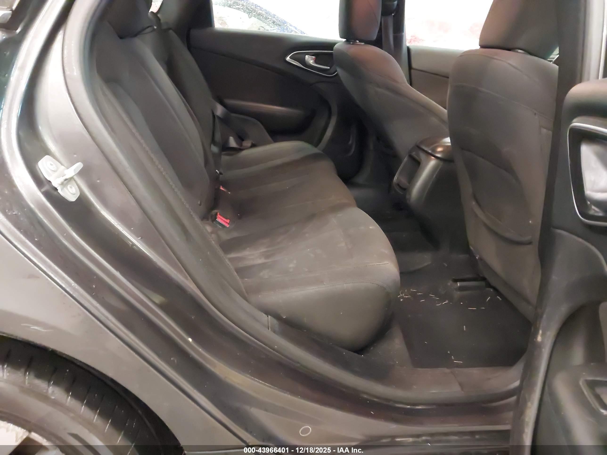CHRYSLER 200 image 8