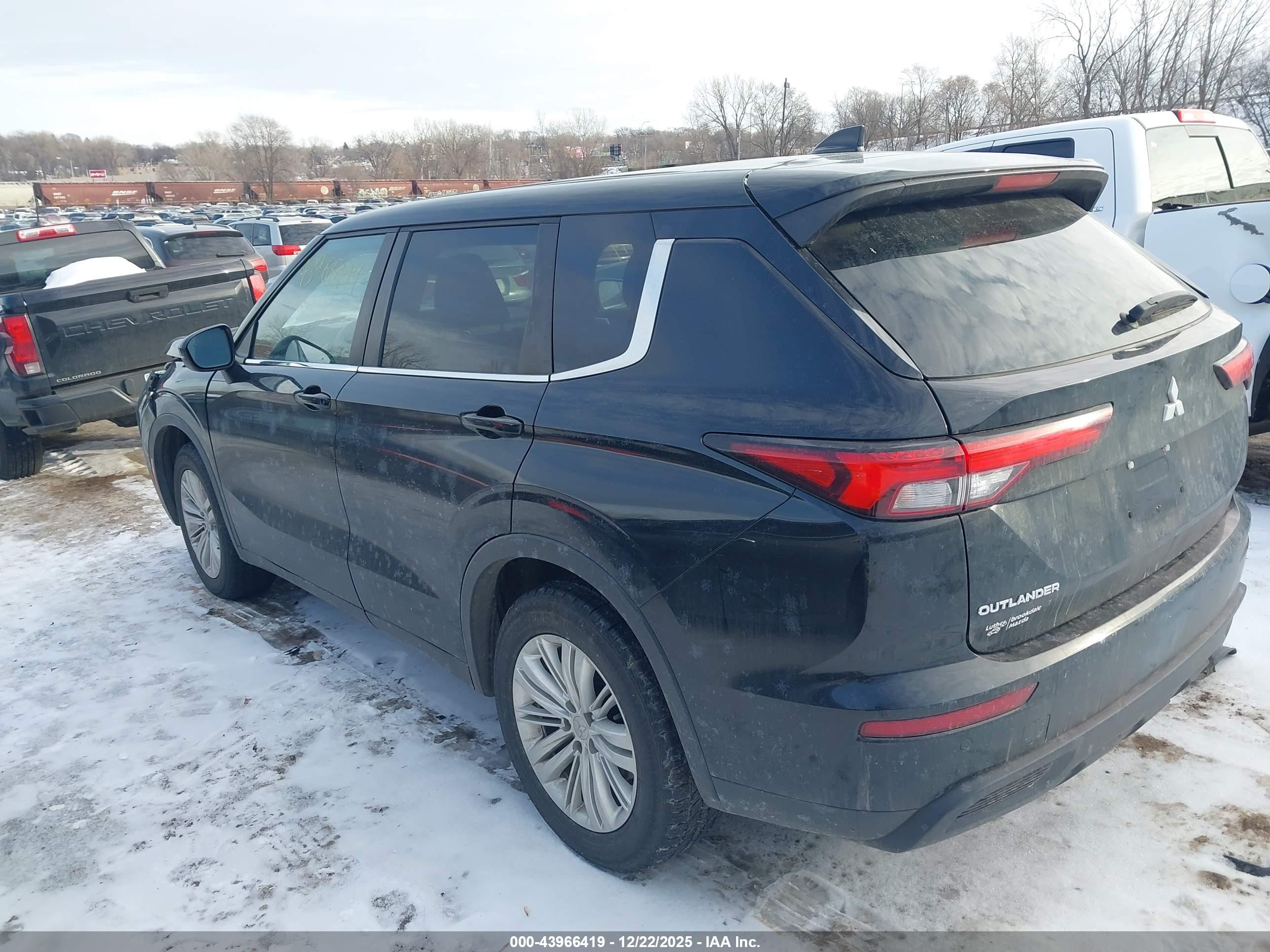 MITSUBISHI OUTLANDER image 3