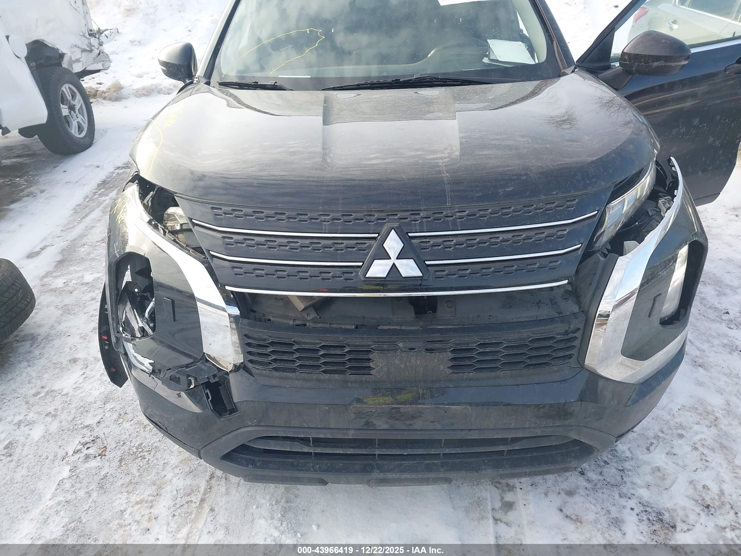MITSUBISHI OUTLANDER image 6