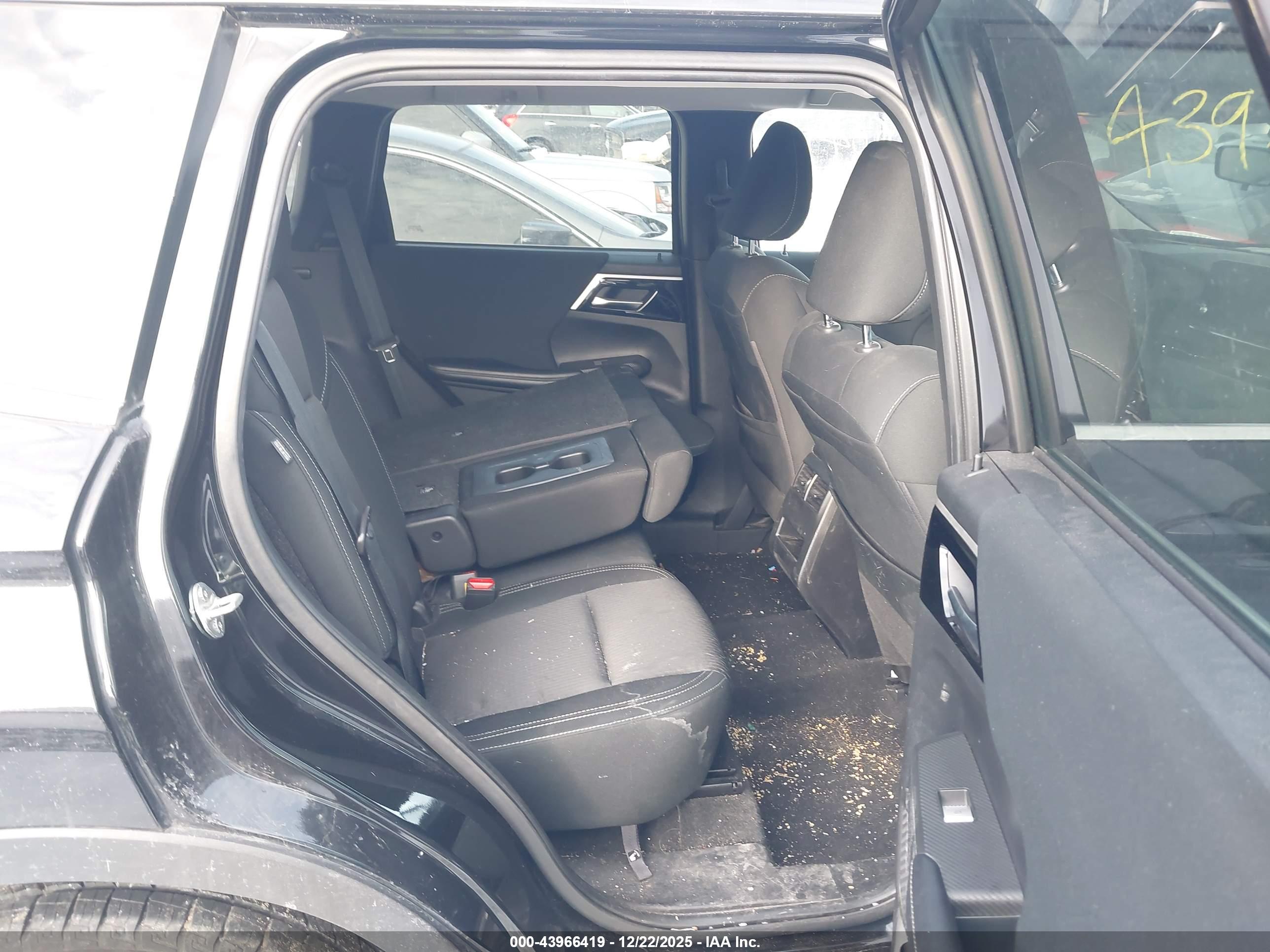 MITSUBISHI OUTLANDER image 8