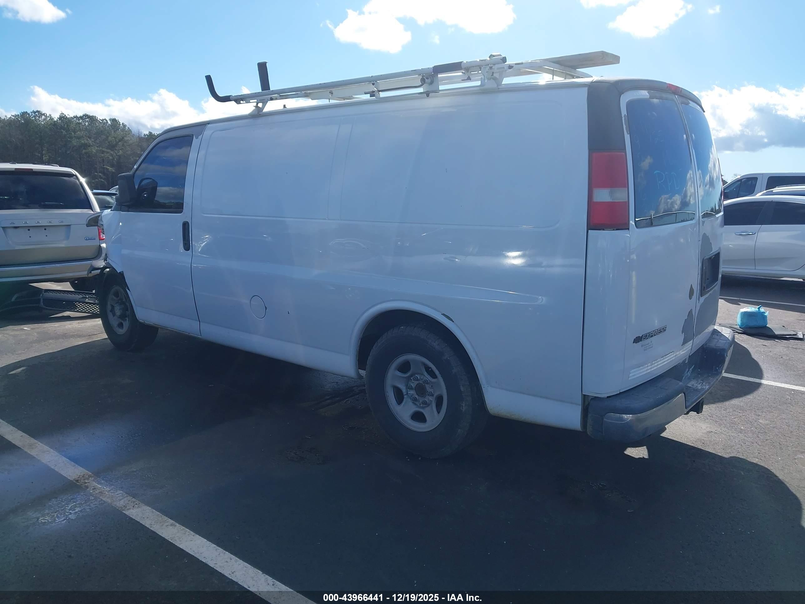 CHEVROLET EXPRESS image 3