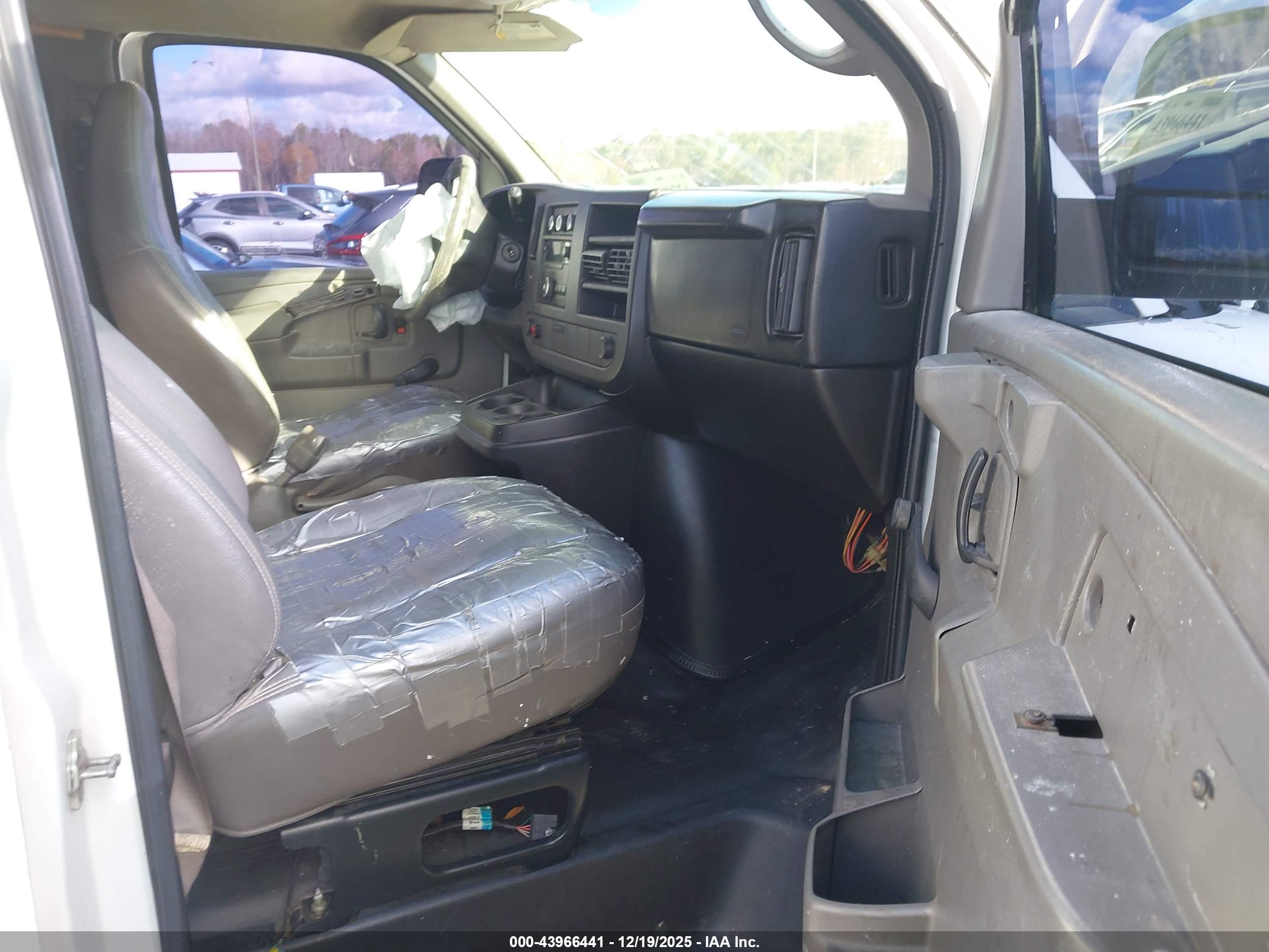 CHEVROLET EXPRESS image 5