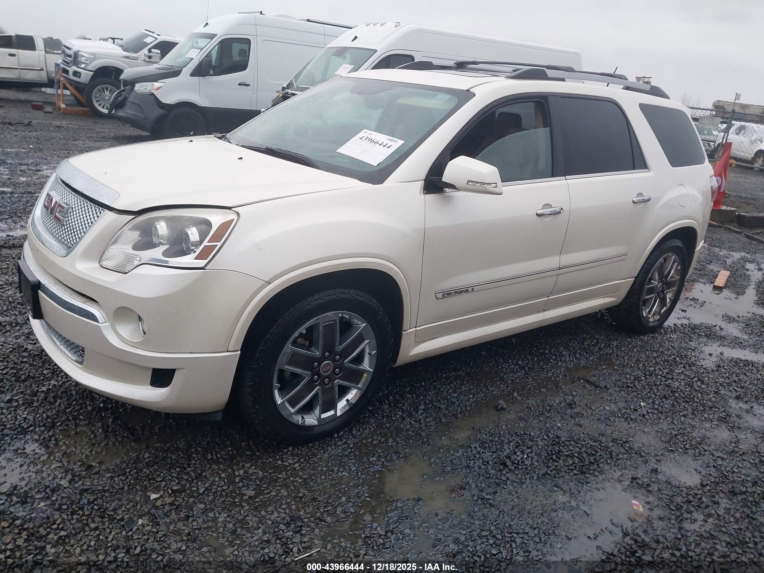 GMC ACADIA image 2