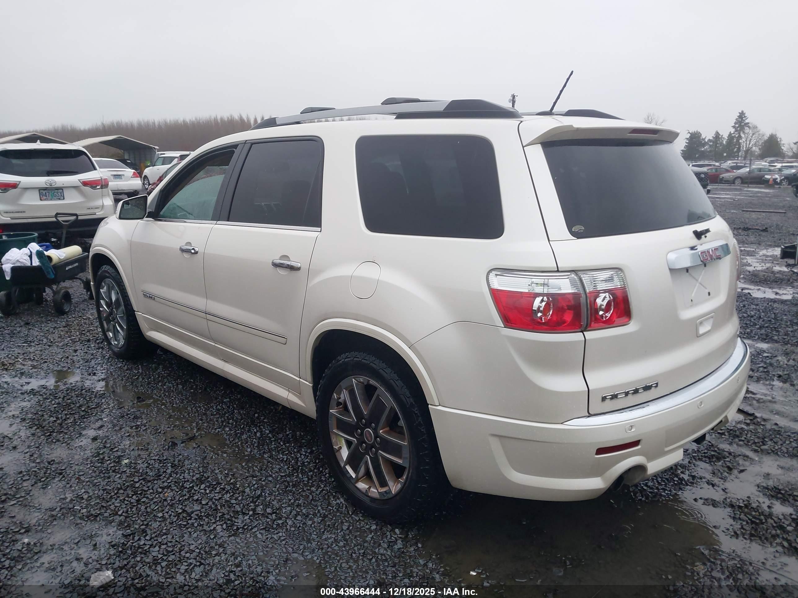 GMC ACADIA image 3