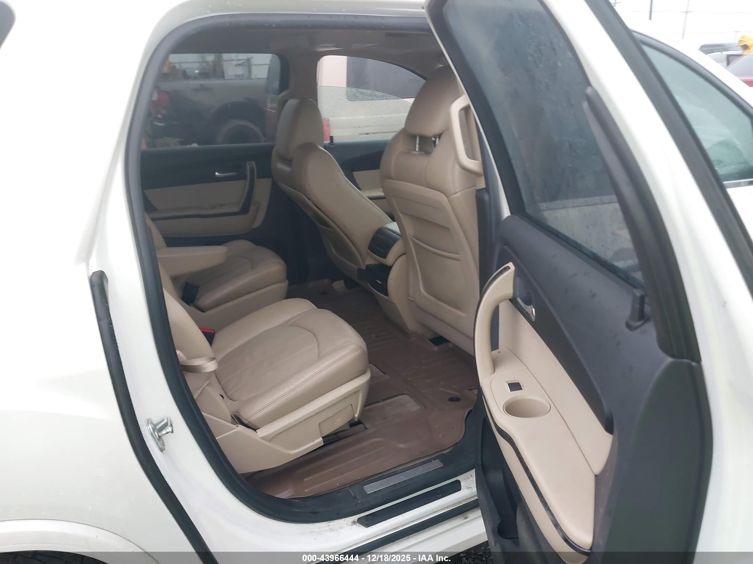 GMC ACADIA image 8