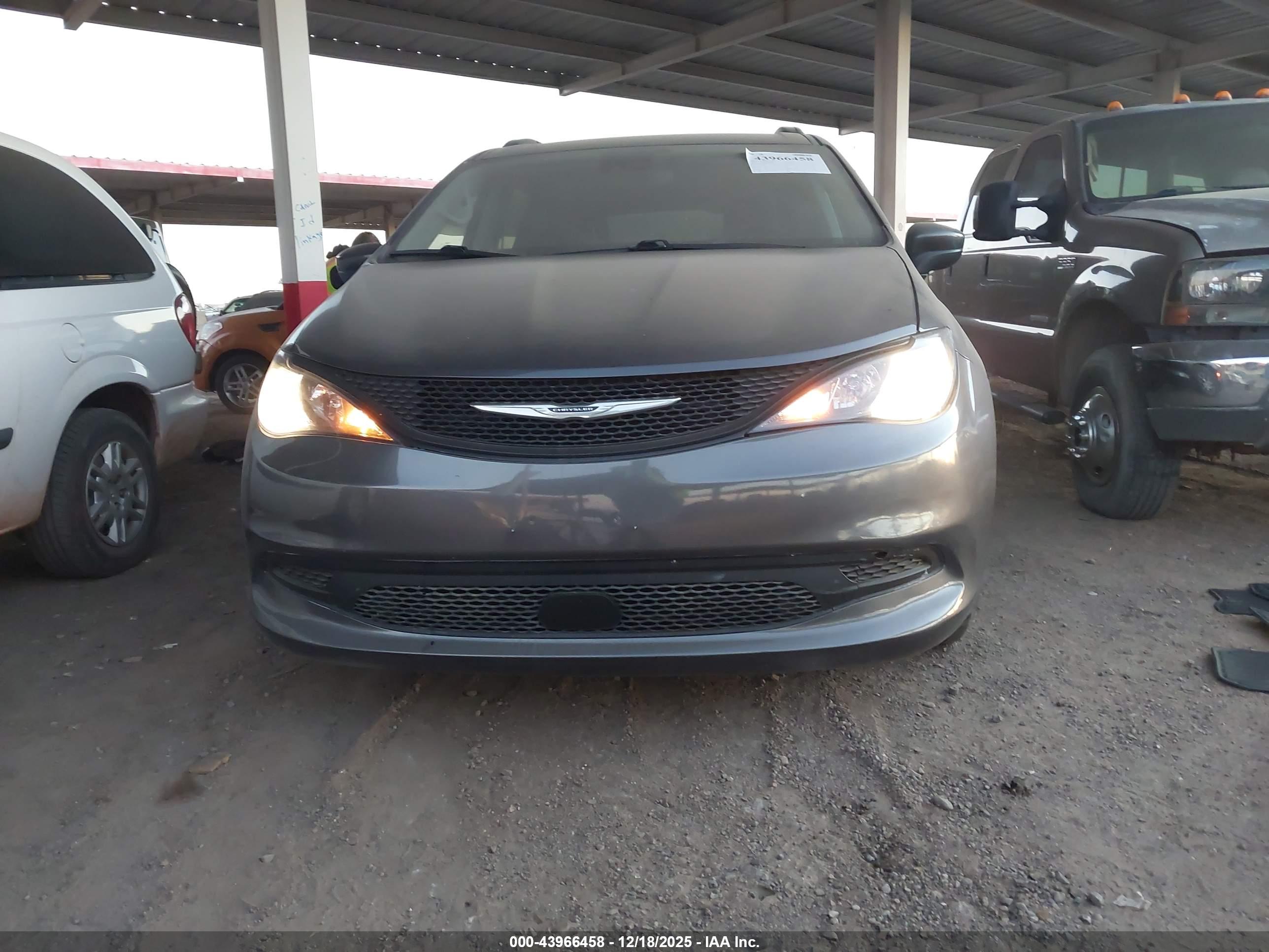 CHRYSLER VOYAGER image 6