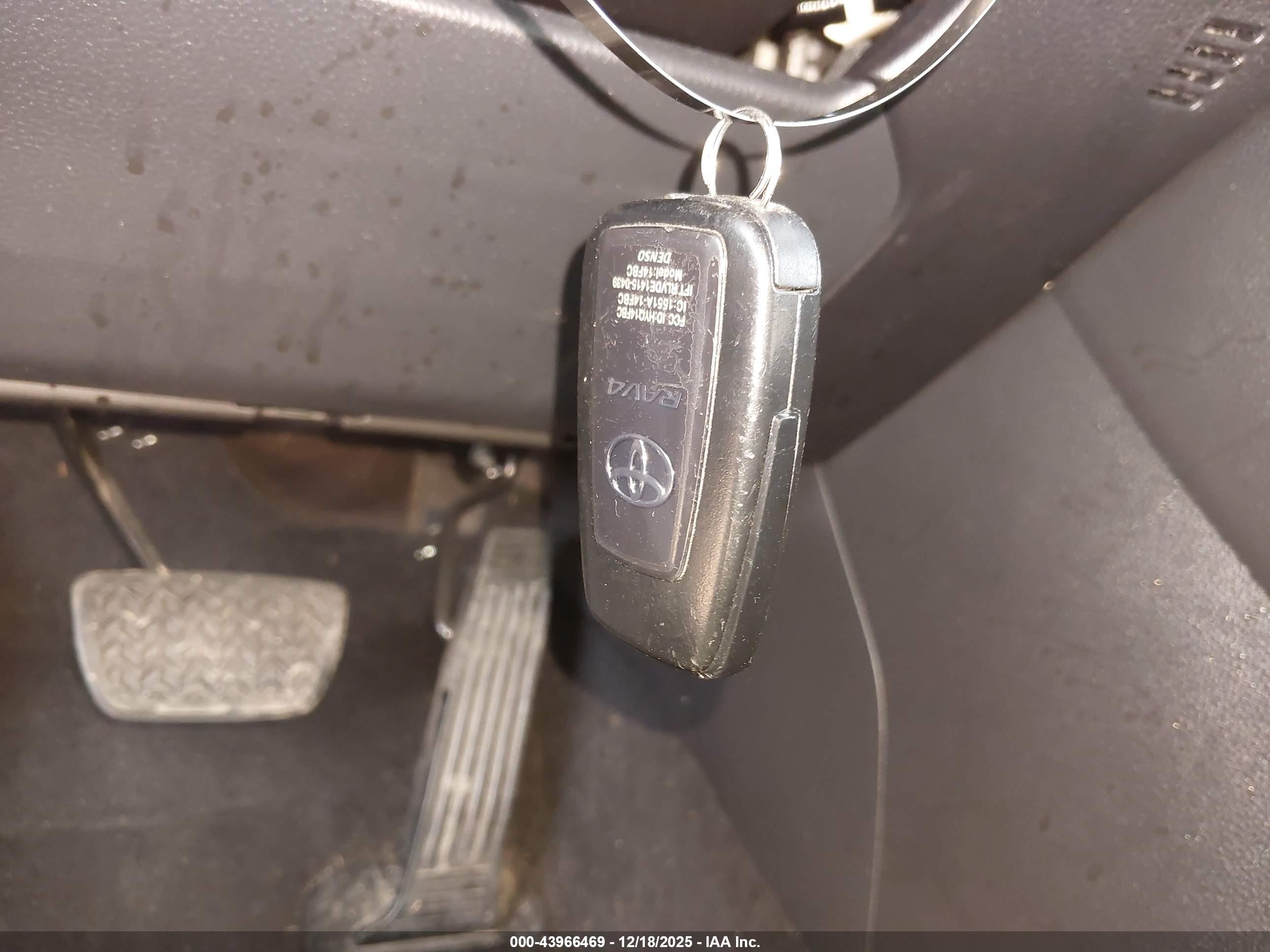 TOYOTA RAV4 image 11