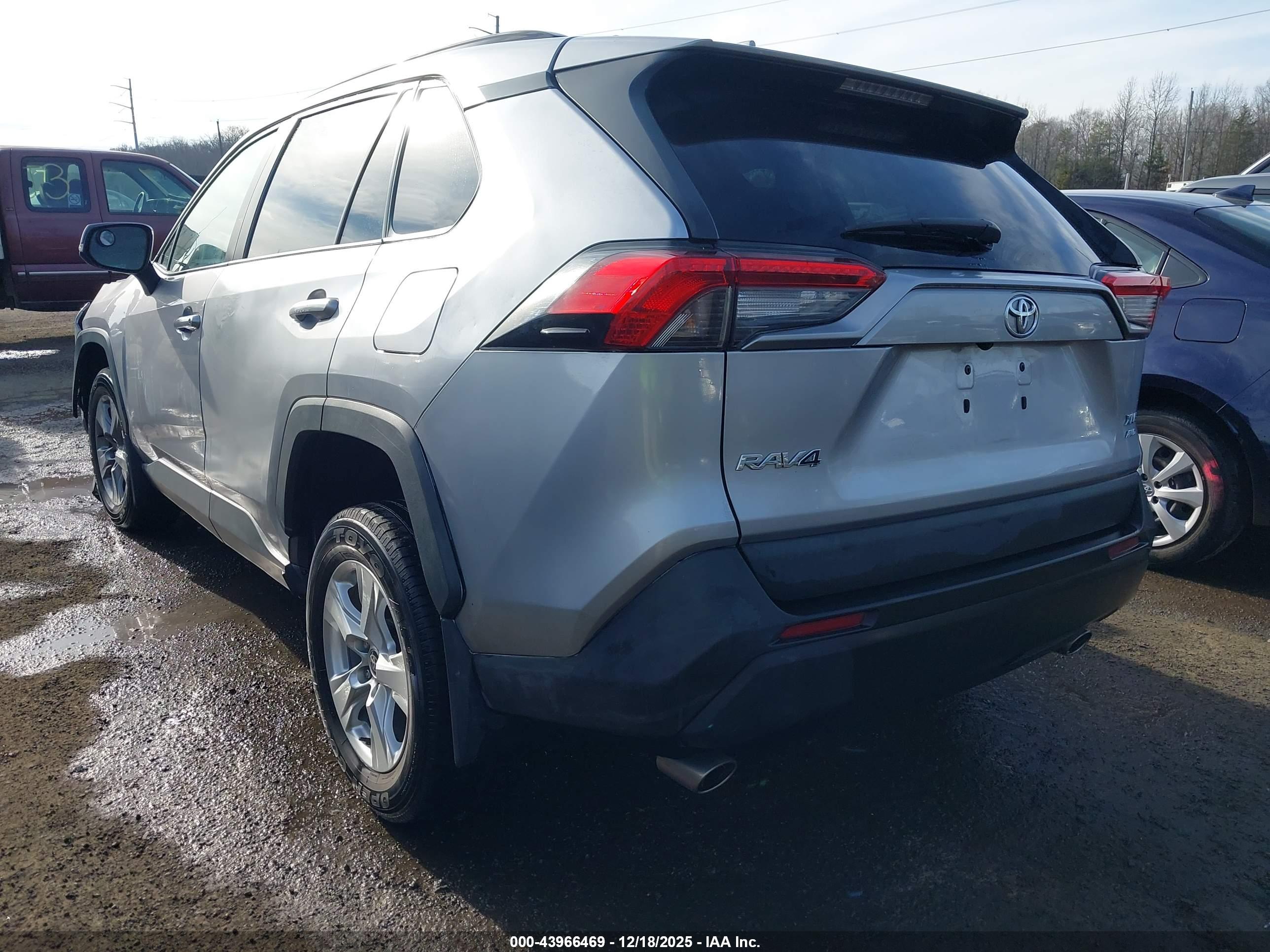 TOYOTA RAV4 image 3