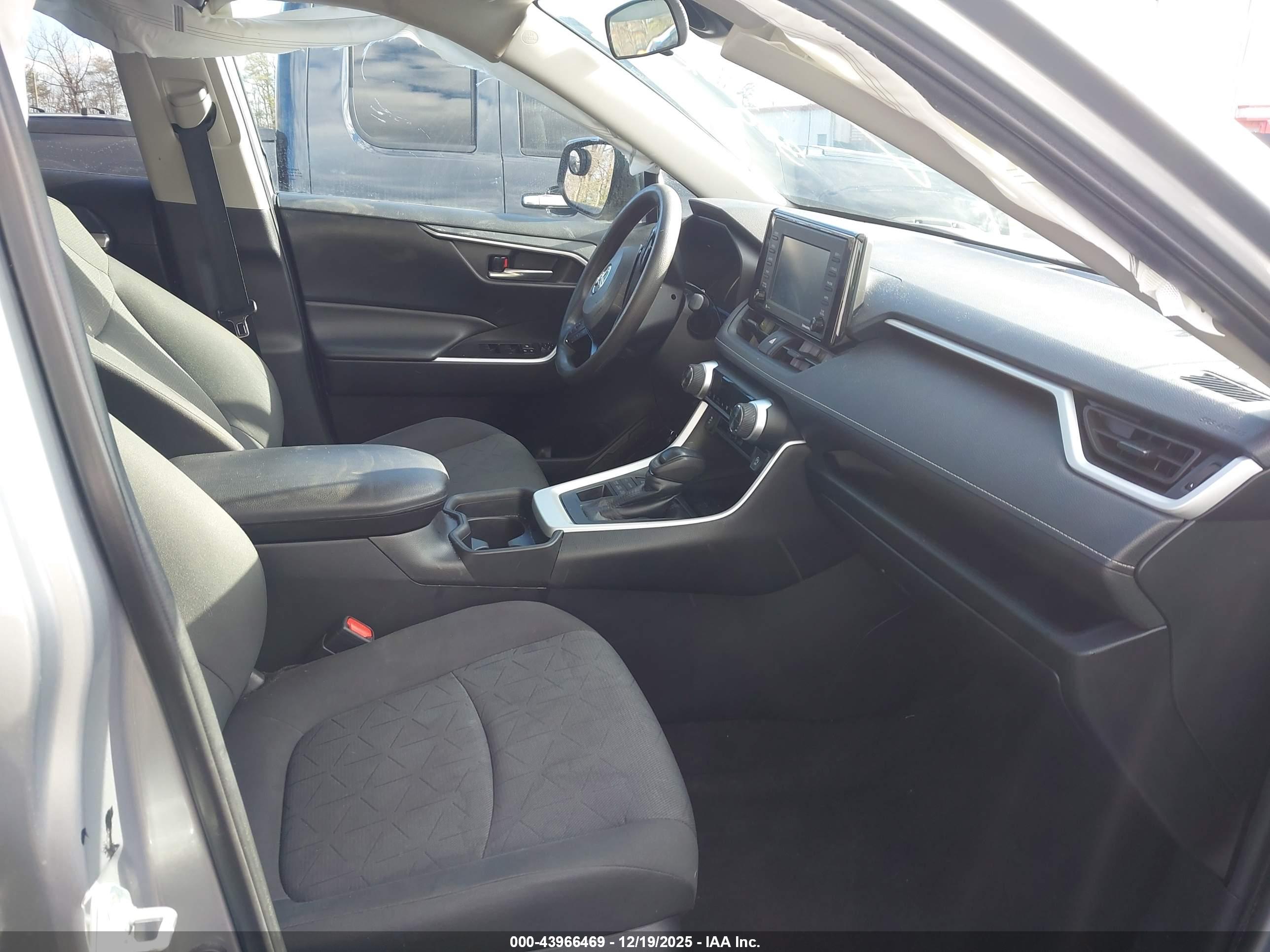 TOYOTA RAV4 image 5