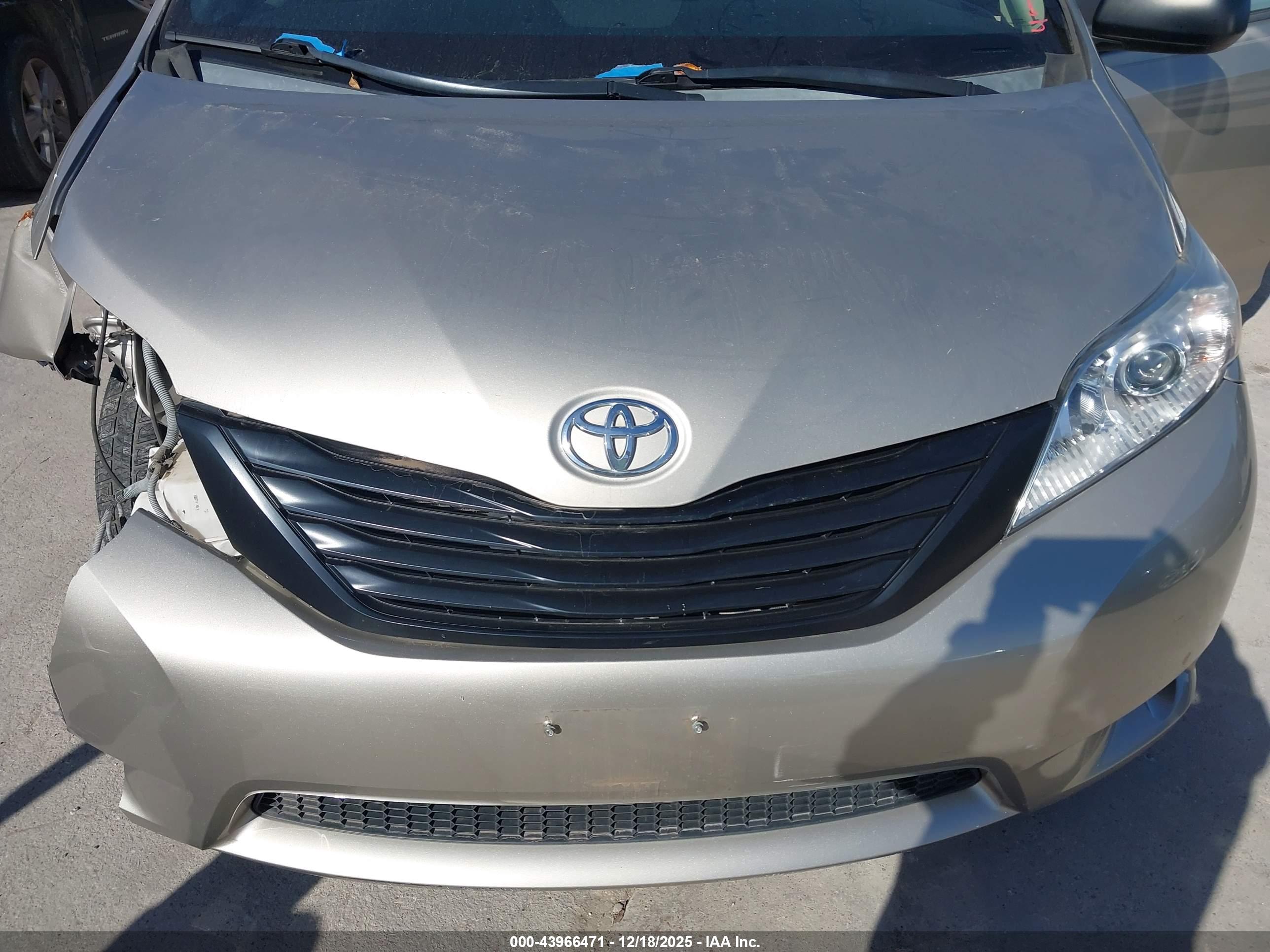 TOYOTA SIENNA image 10