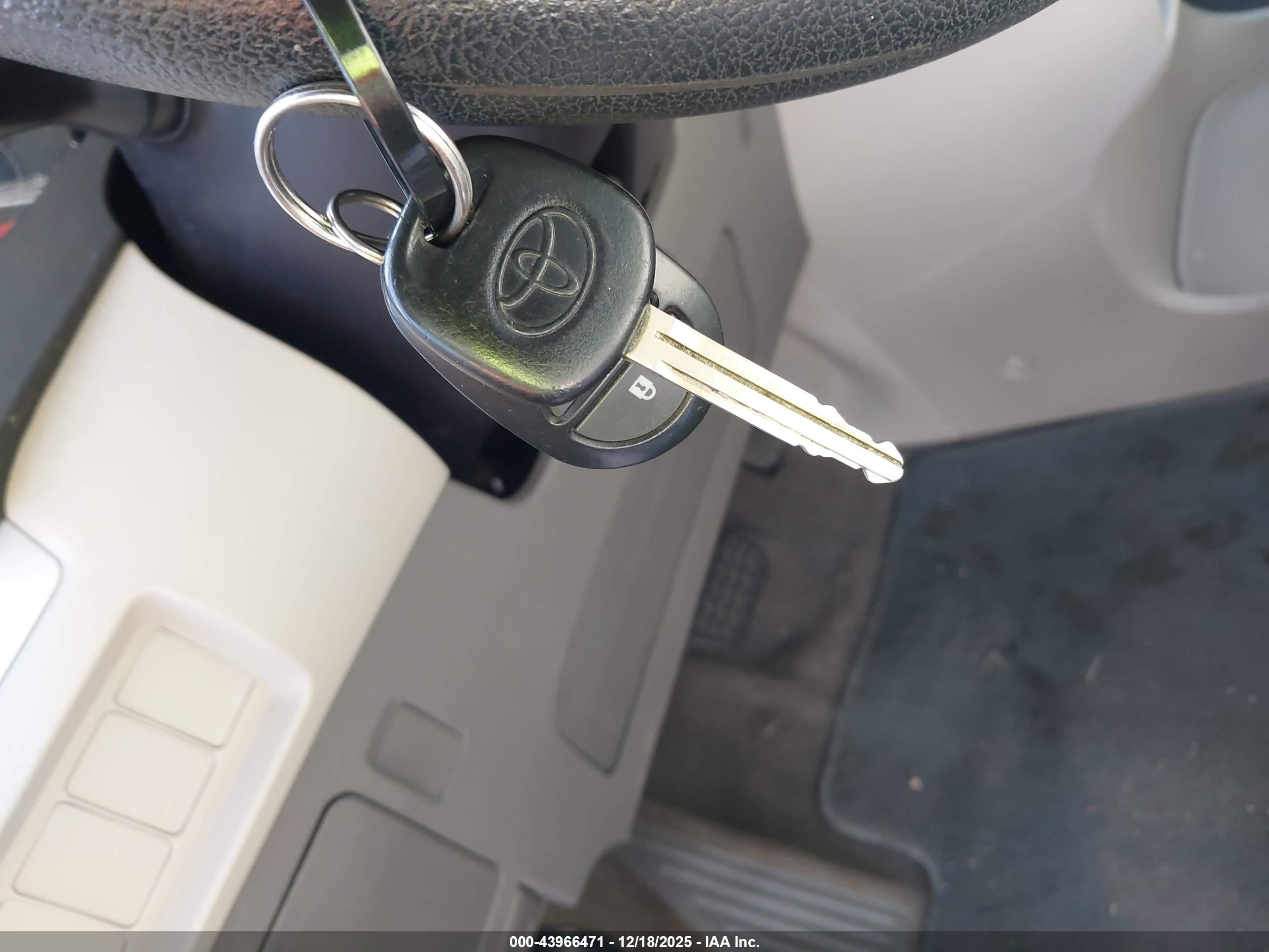 TOYOTA SIENNA image 11