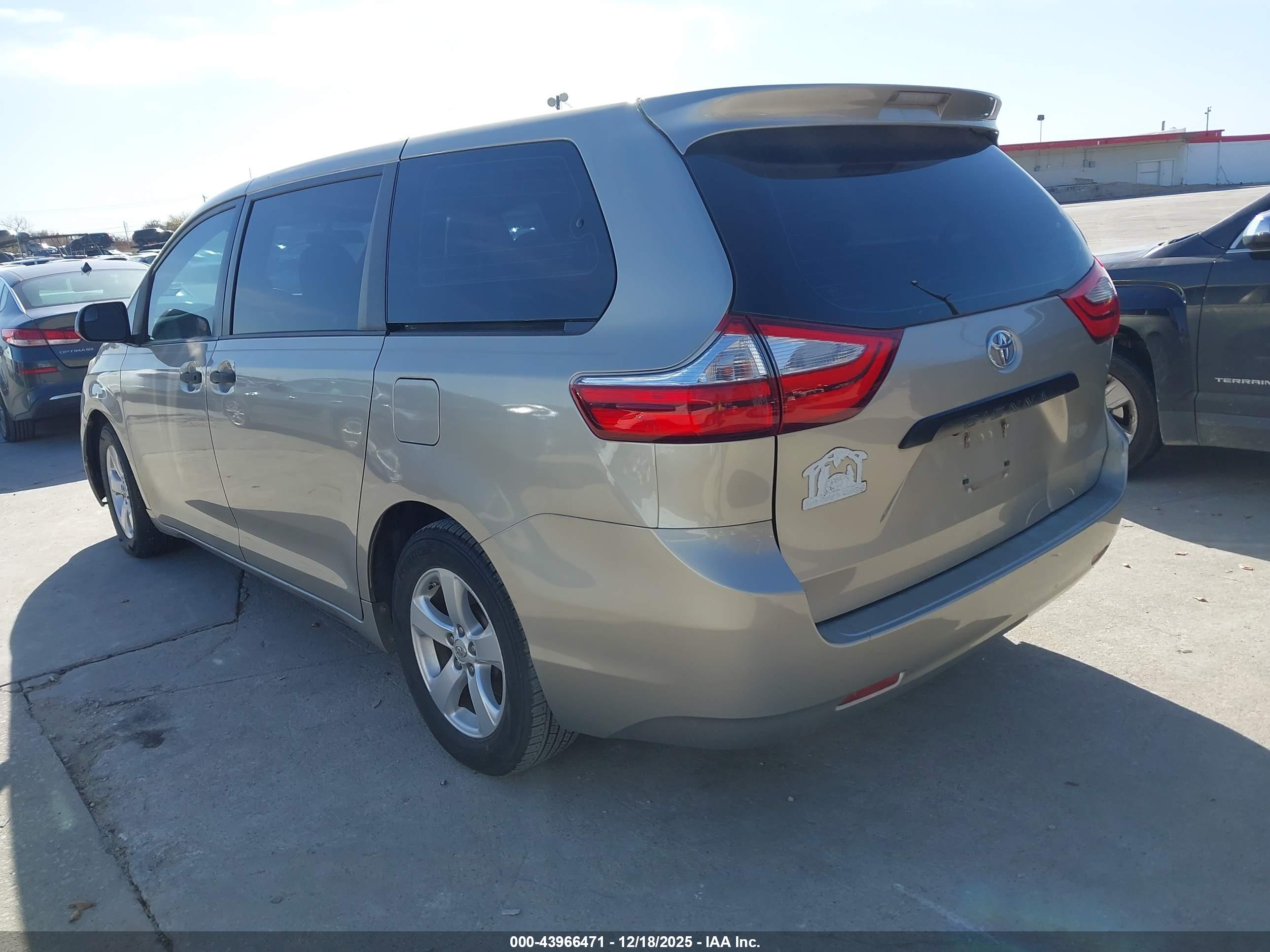 TOYOTA SIENNA image 3