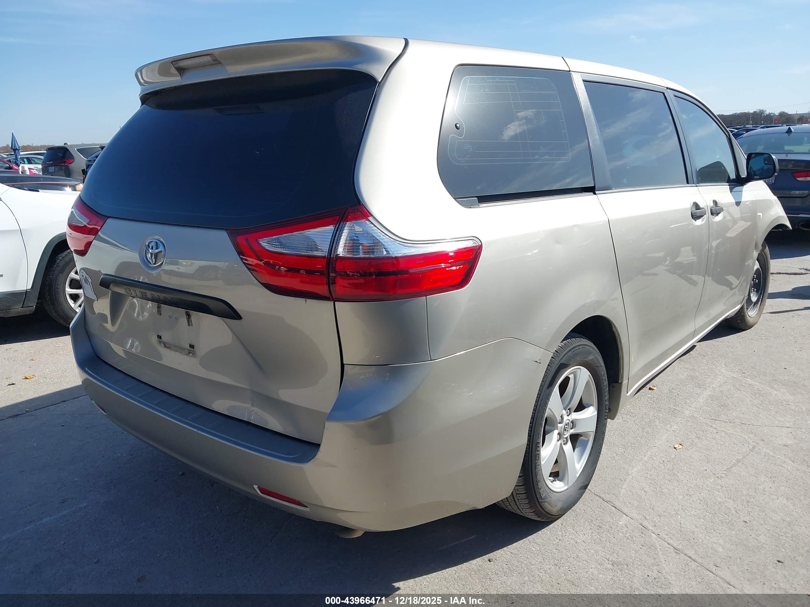TOYOTA SIENNA image 4