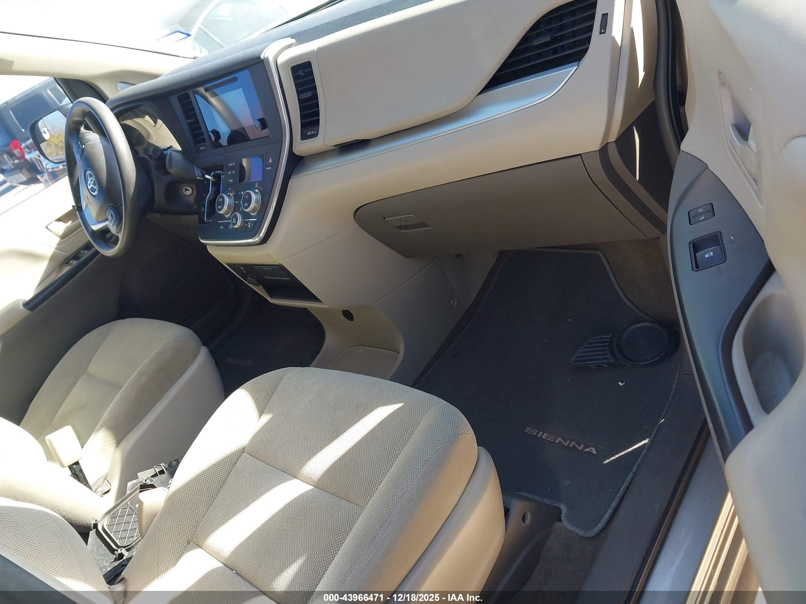 TOYOTA SIENNA image 5
