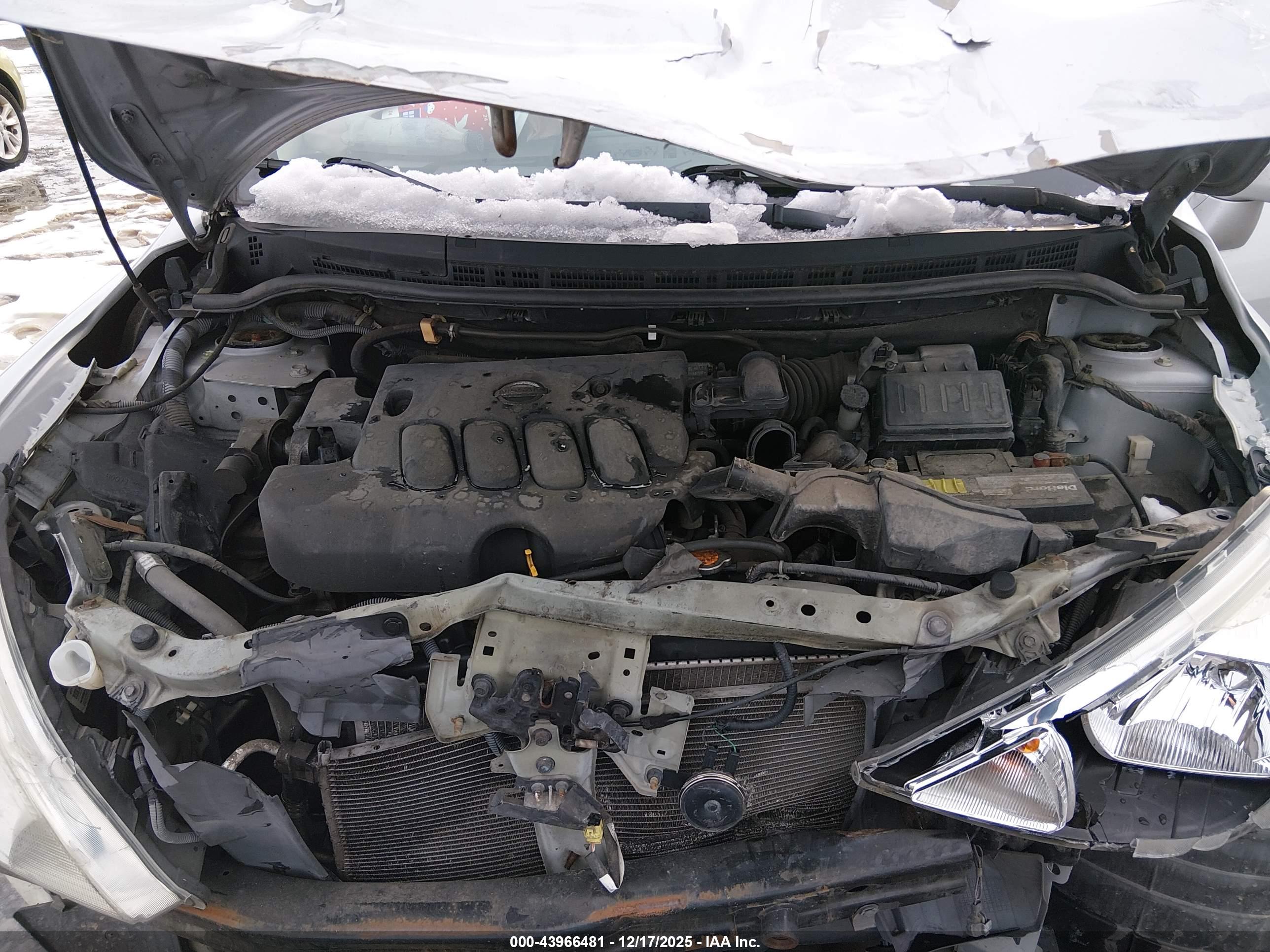 NISSAN VERSA image 10