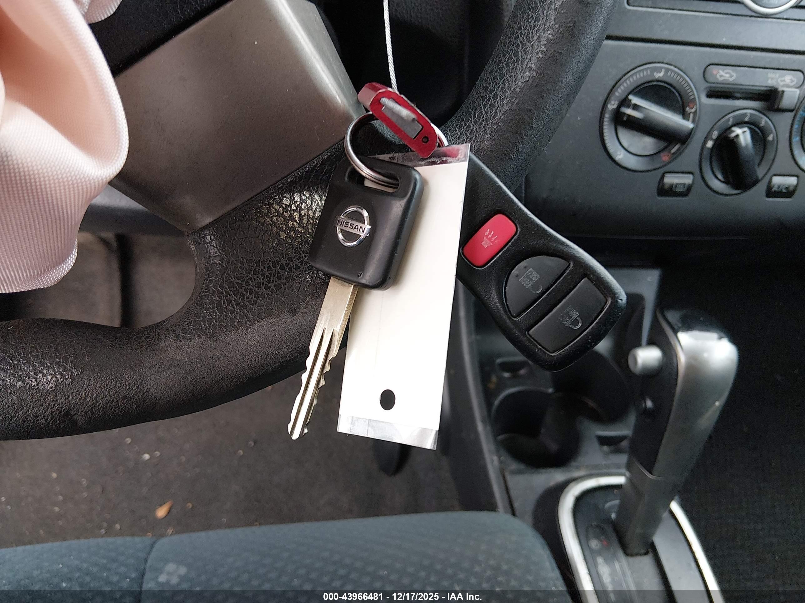 NISSAN VERSA image 11