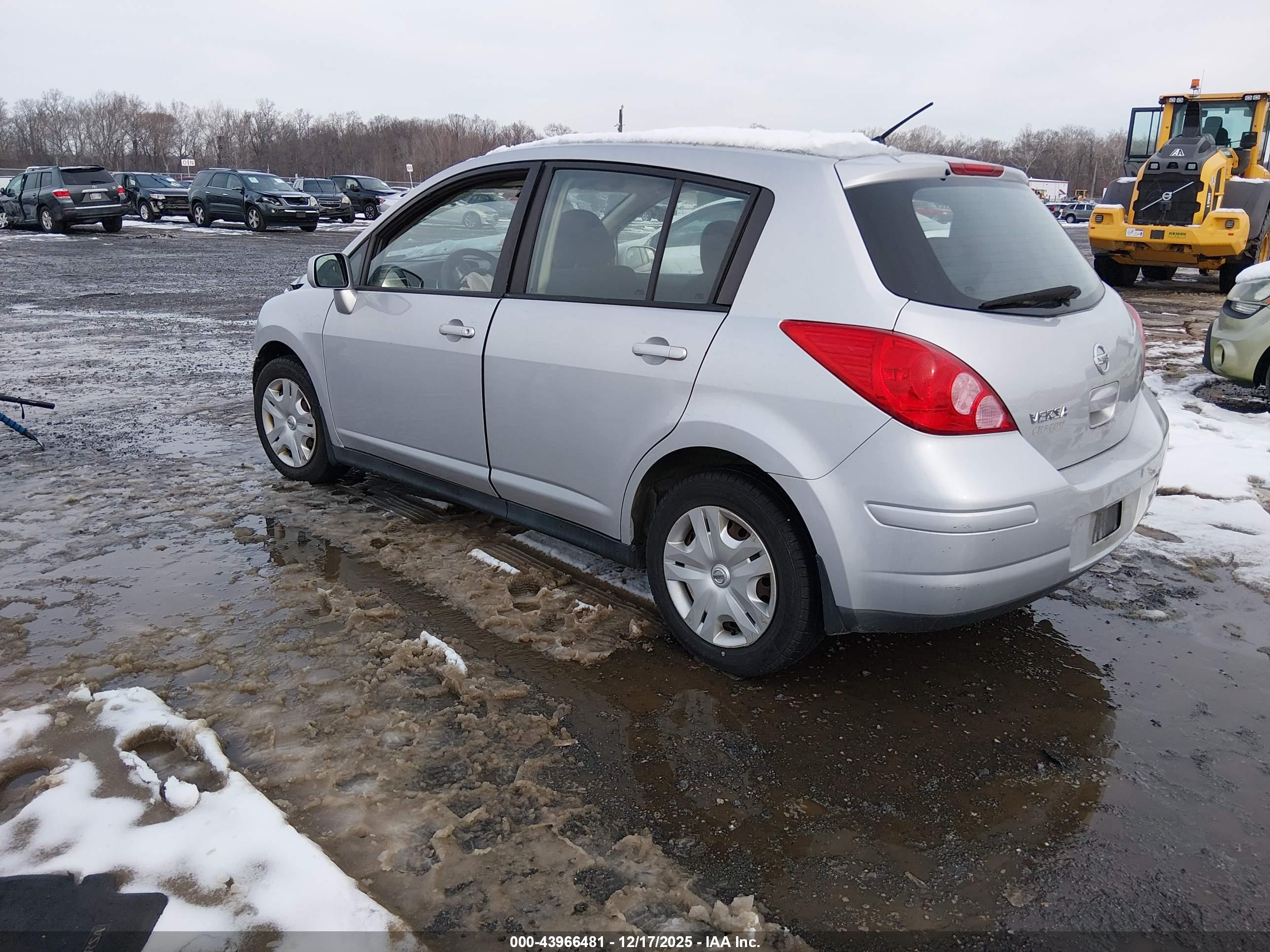NISSAN VERSA image 3