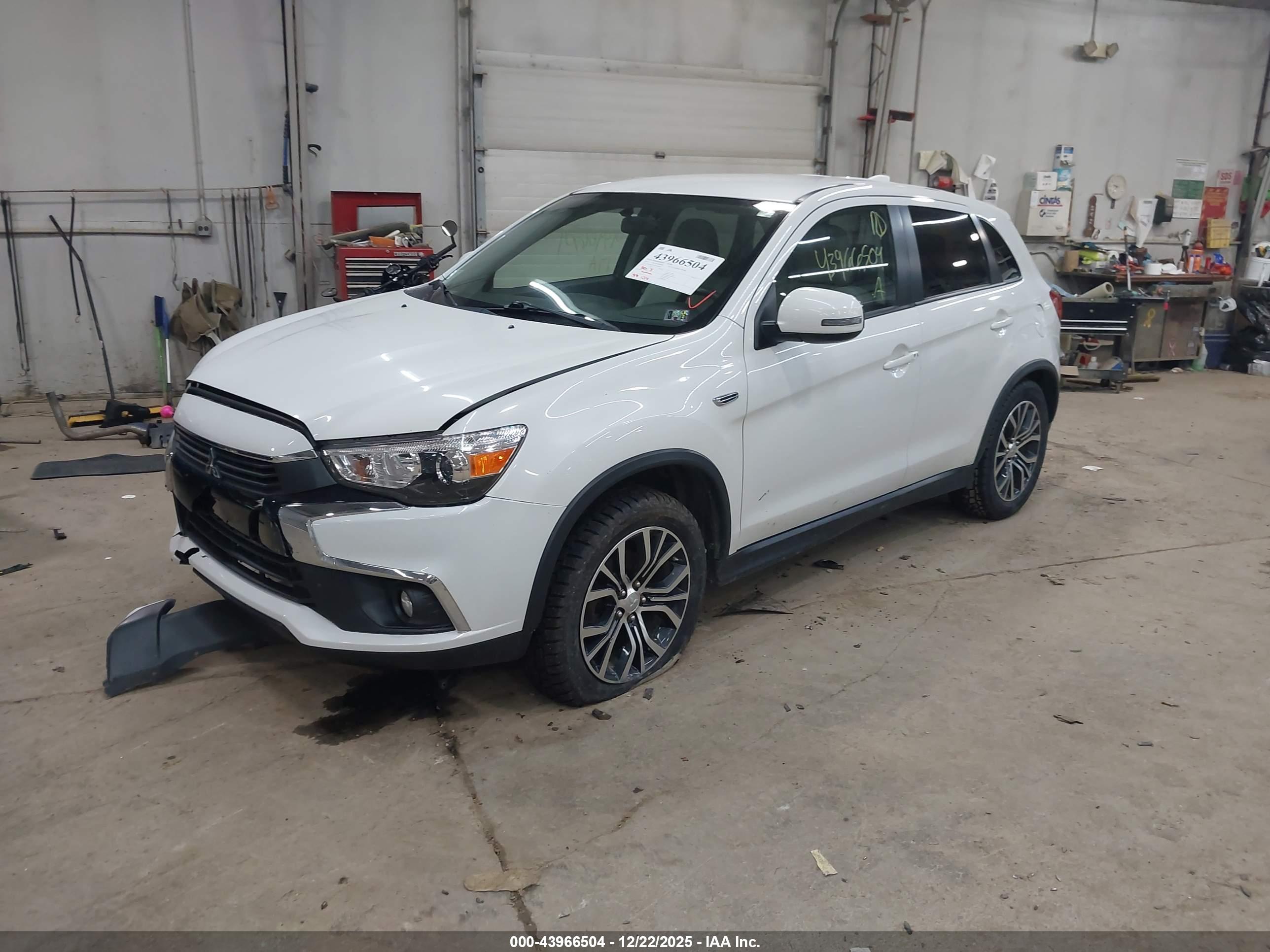MITSUBISHI OUTLANDER image 2