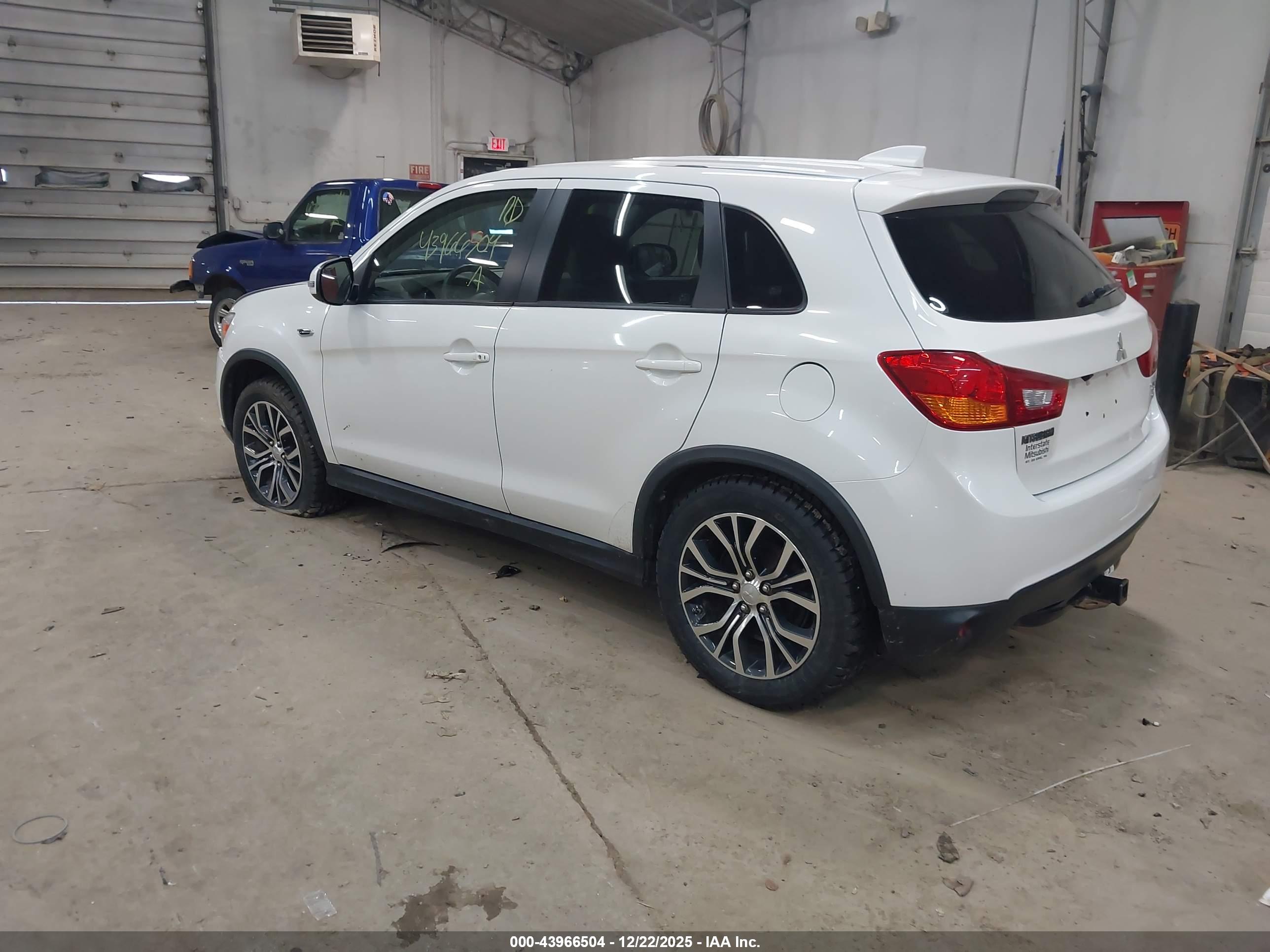 MITSUBISHI OUTLANDER image 3