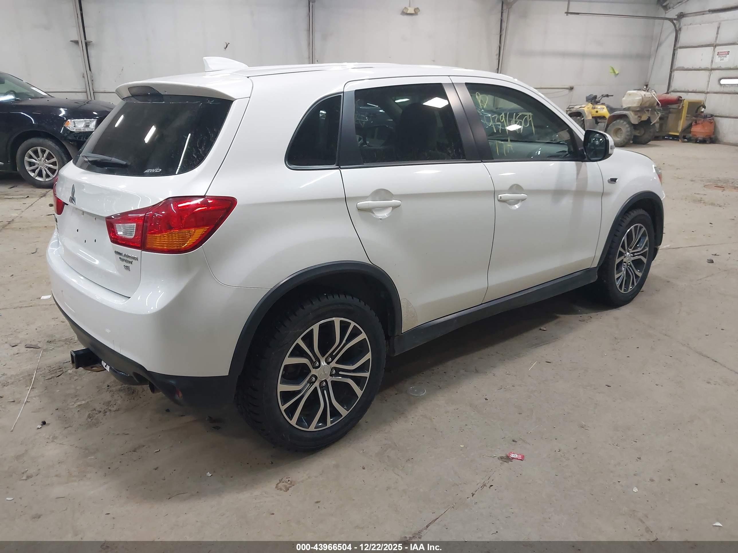 MITSUBISHI OUTLANDER image 4