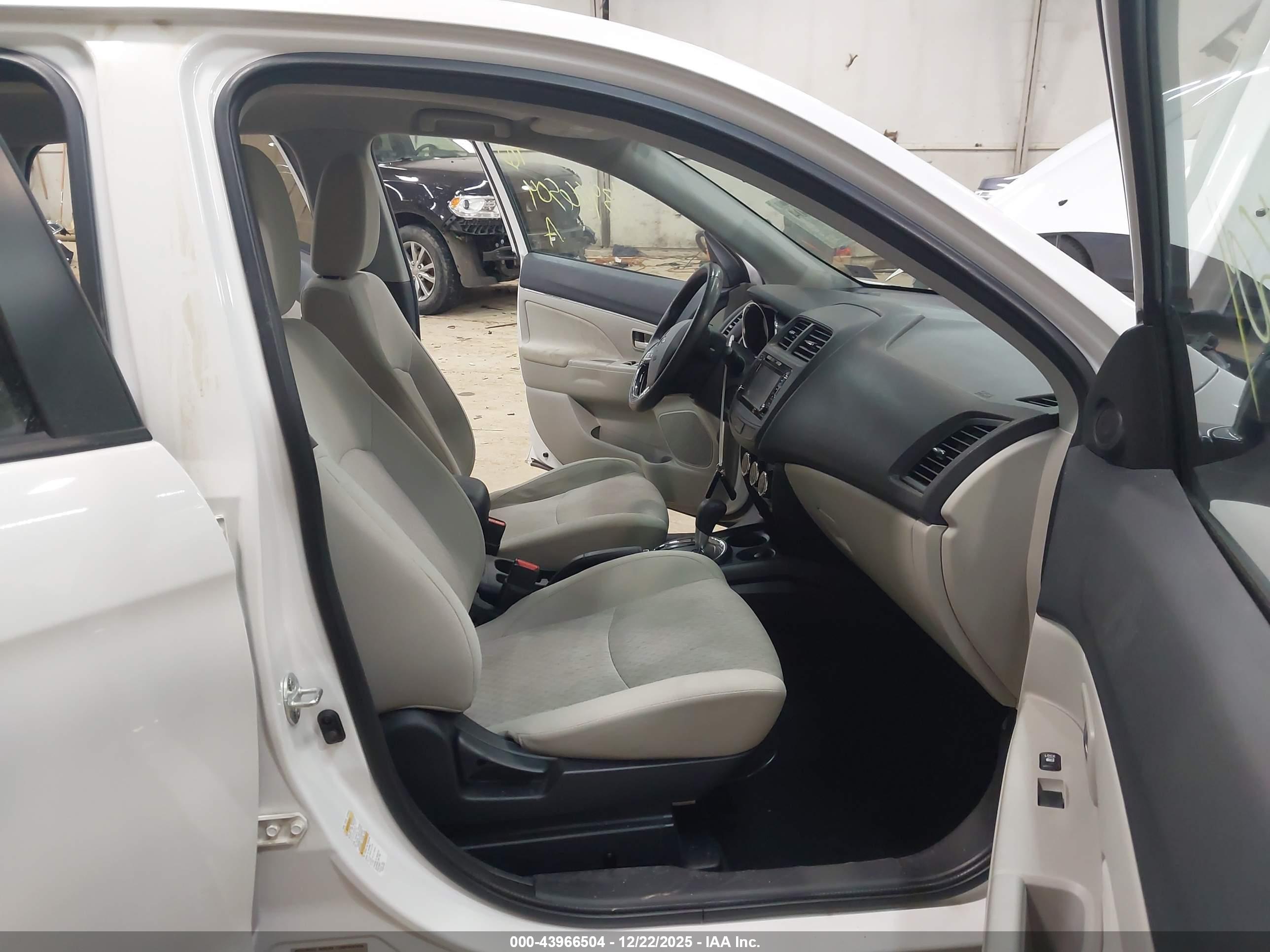 MITSUBISHI OUTLANDER image 5