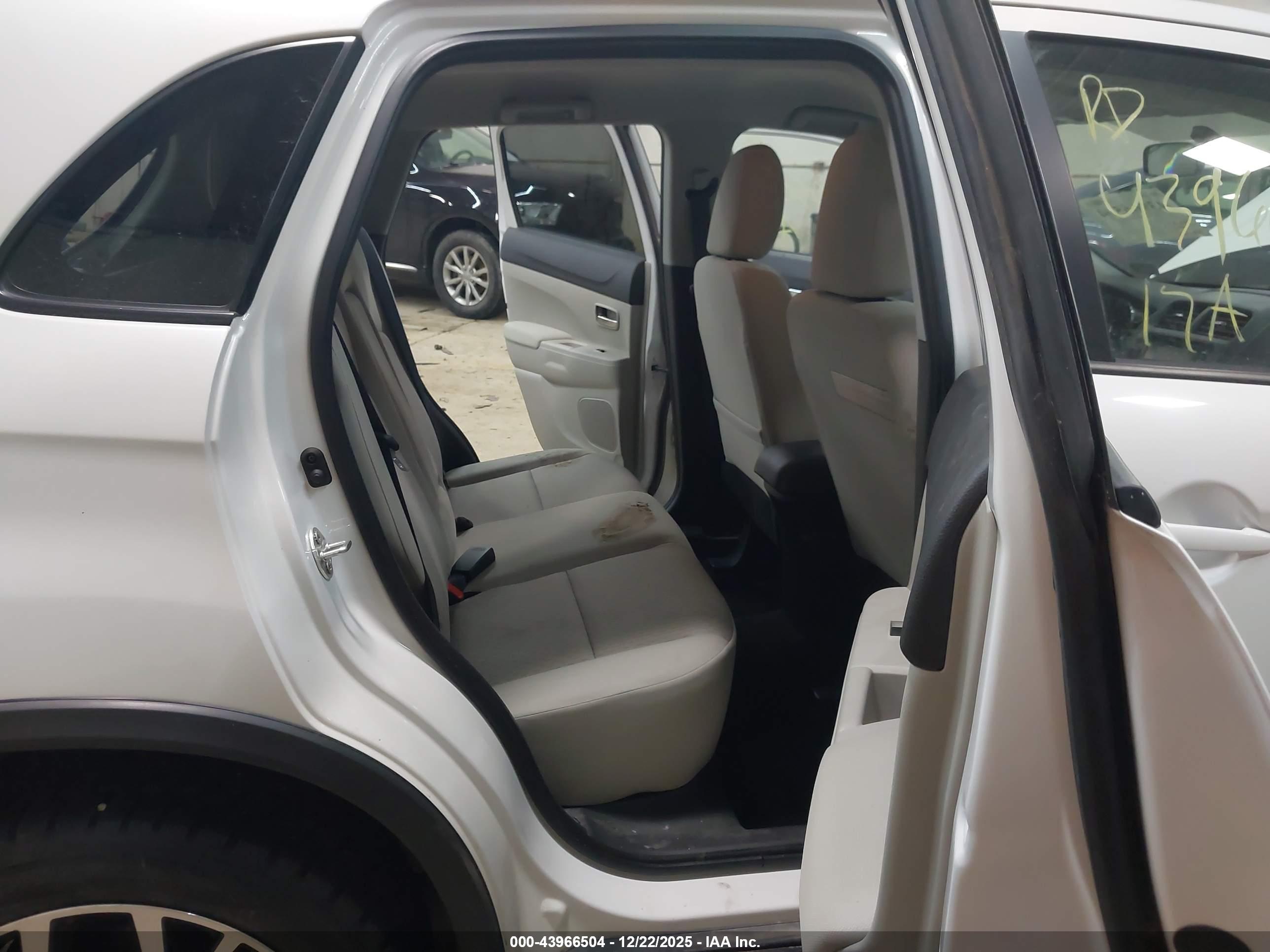 MITSUBISHI OUTLANDER image 8