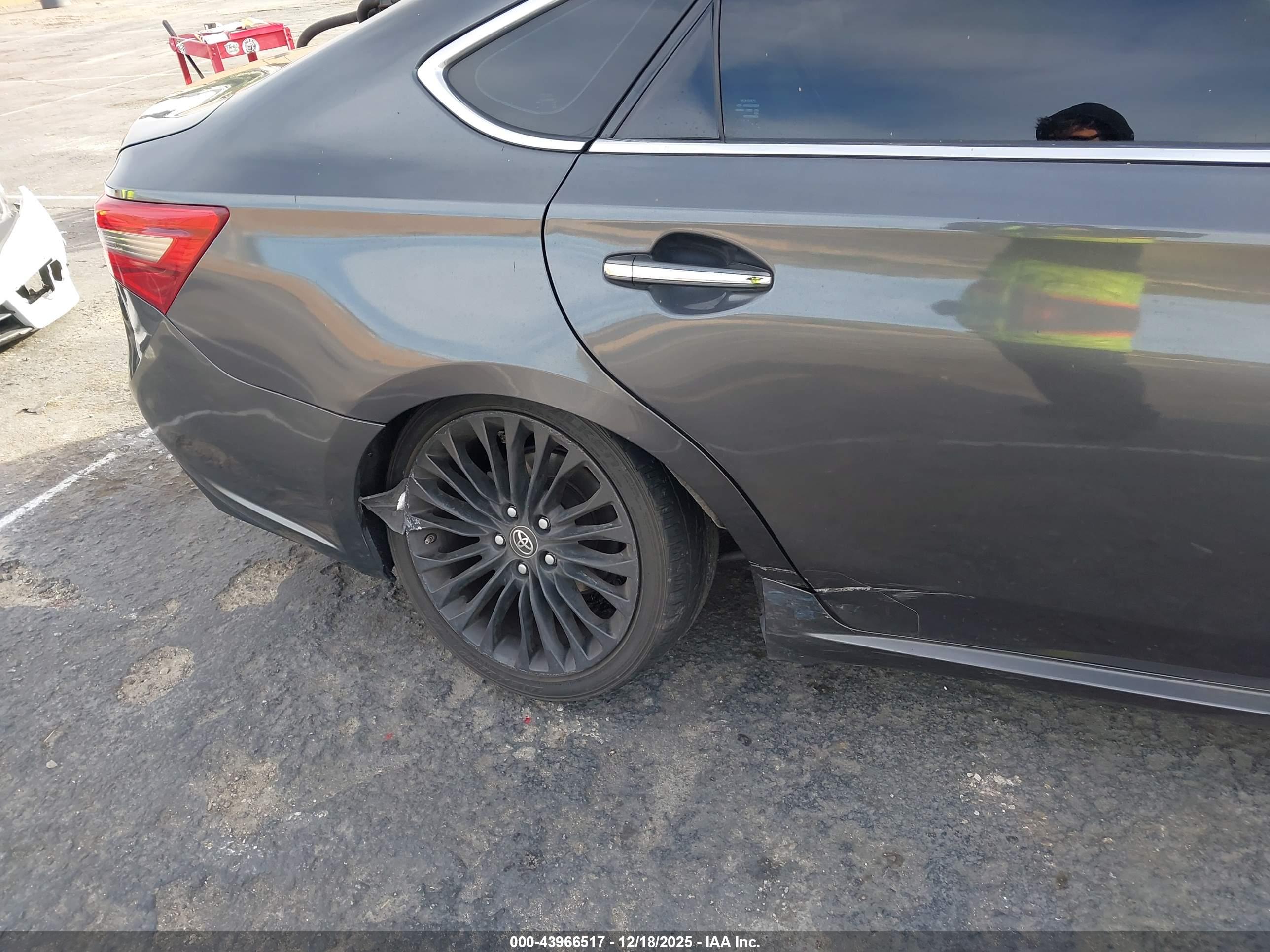 TOYOTA AVALON image 6