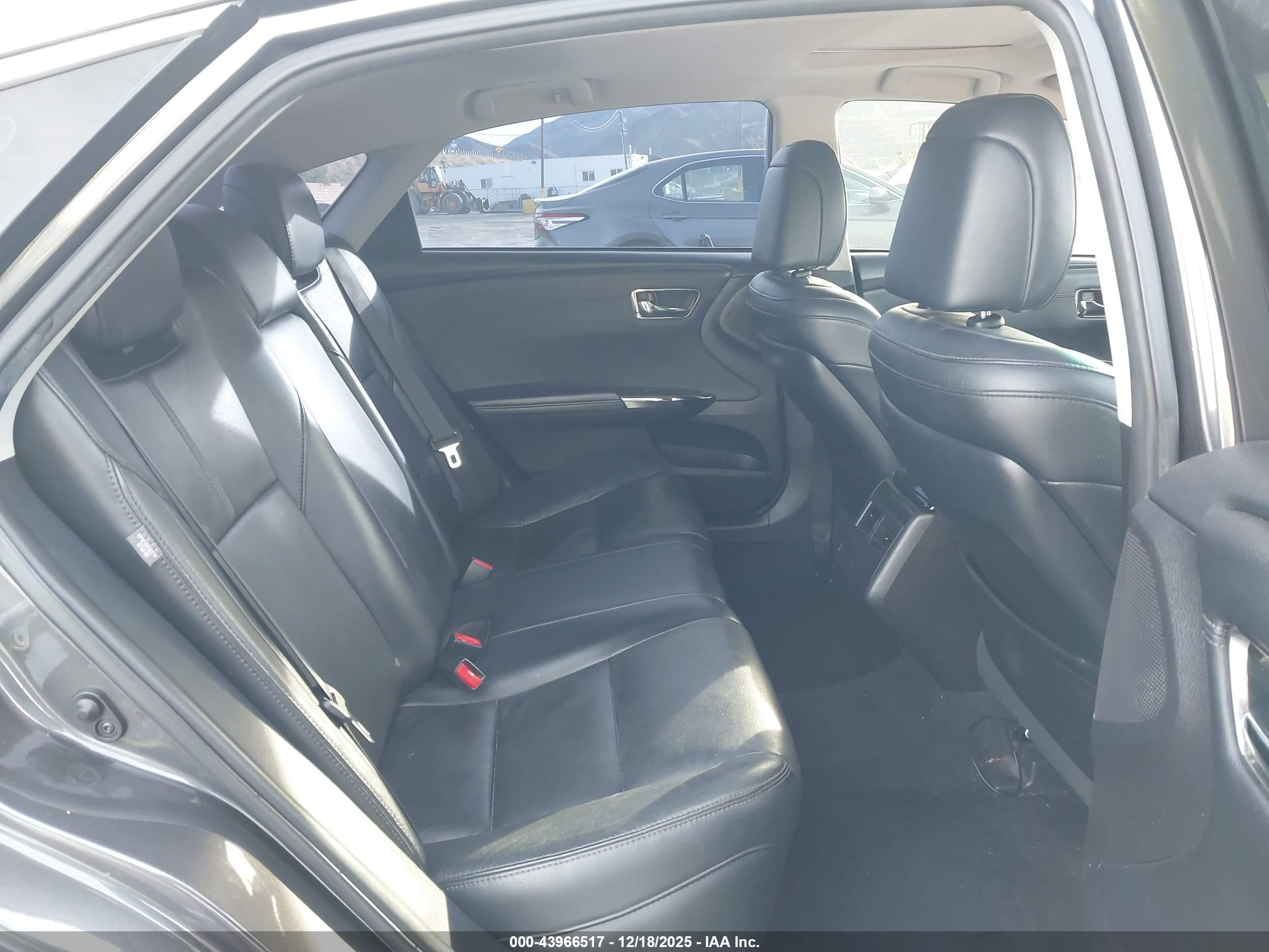 TOYOTA AVALON image 8